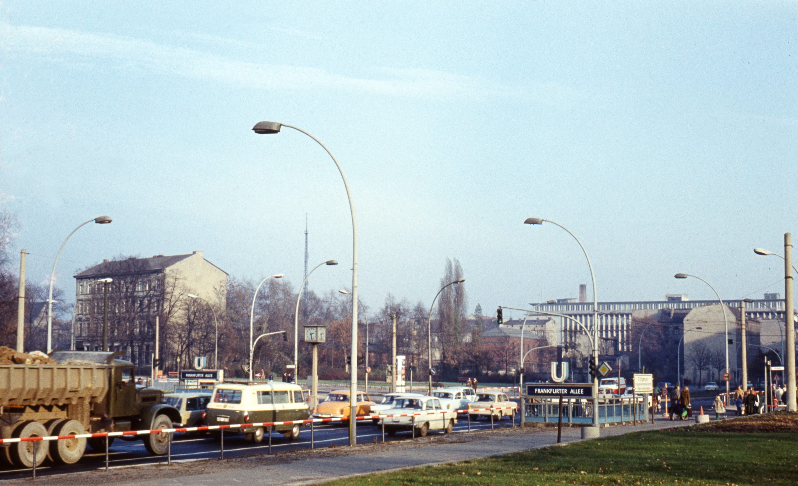 Berlin 1971: Dichter Verkehr auf der Frankfurter Allee in Friedrichshain. Foto: Imago/Gerhard Leber
