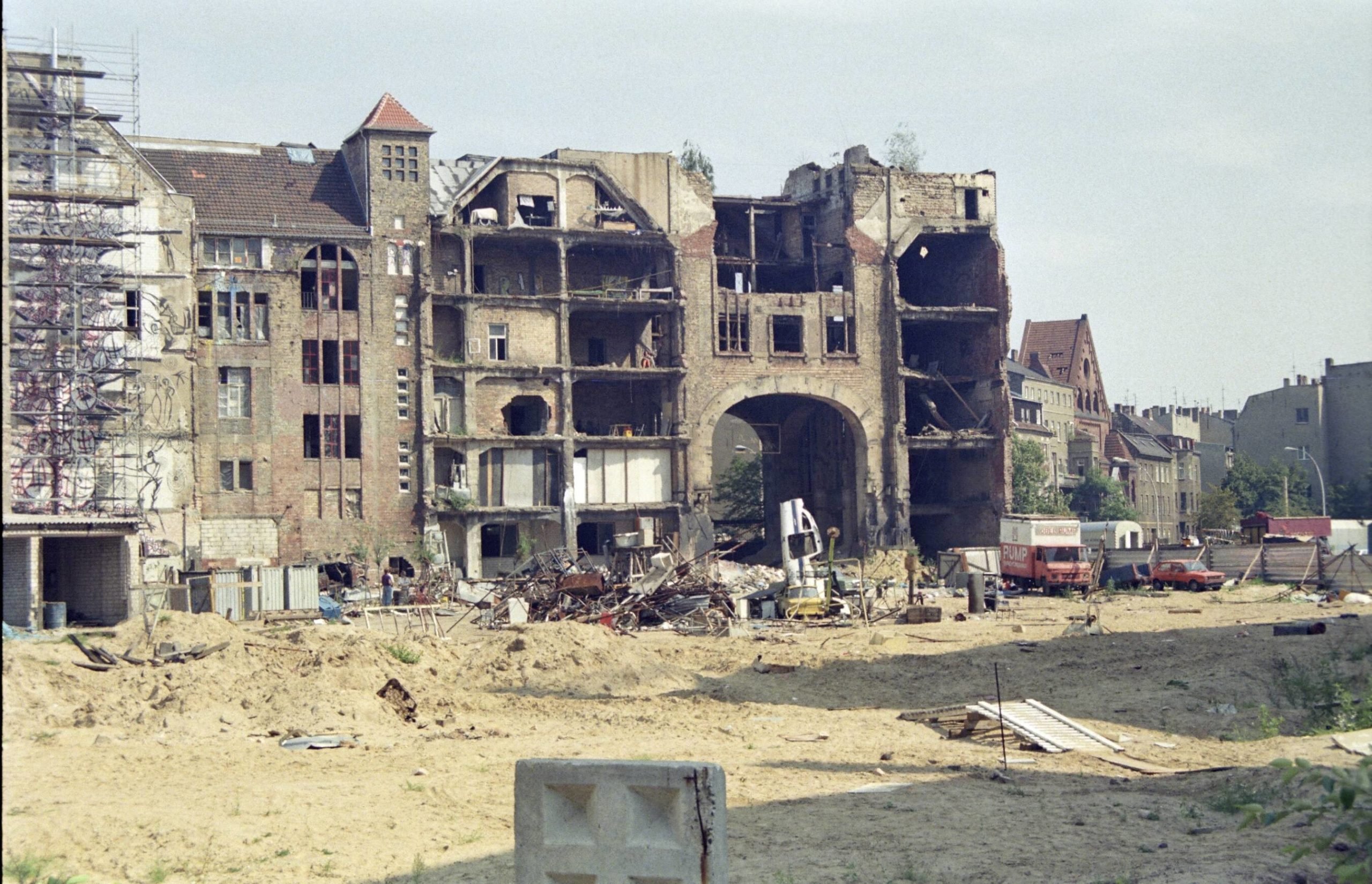 Das Kunsthaus Tacheles in der Oranienburger Straße in Berlin. Foto: Imago/Teutopress