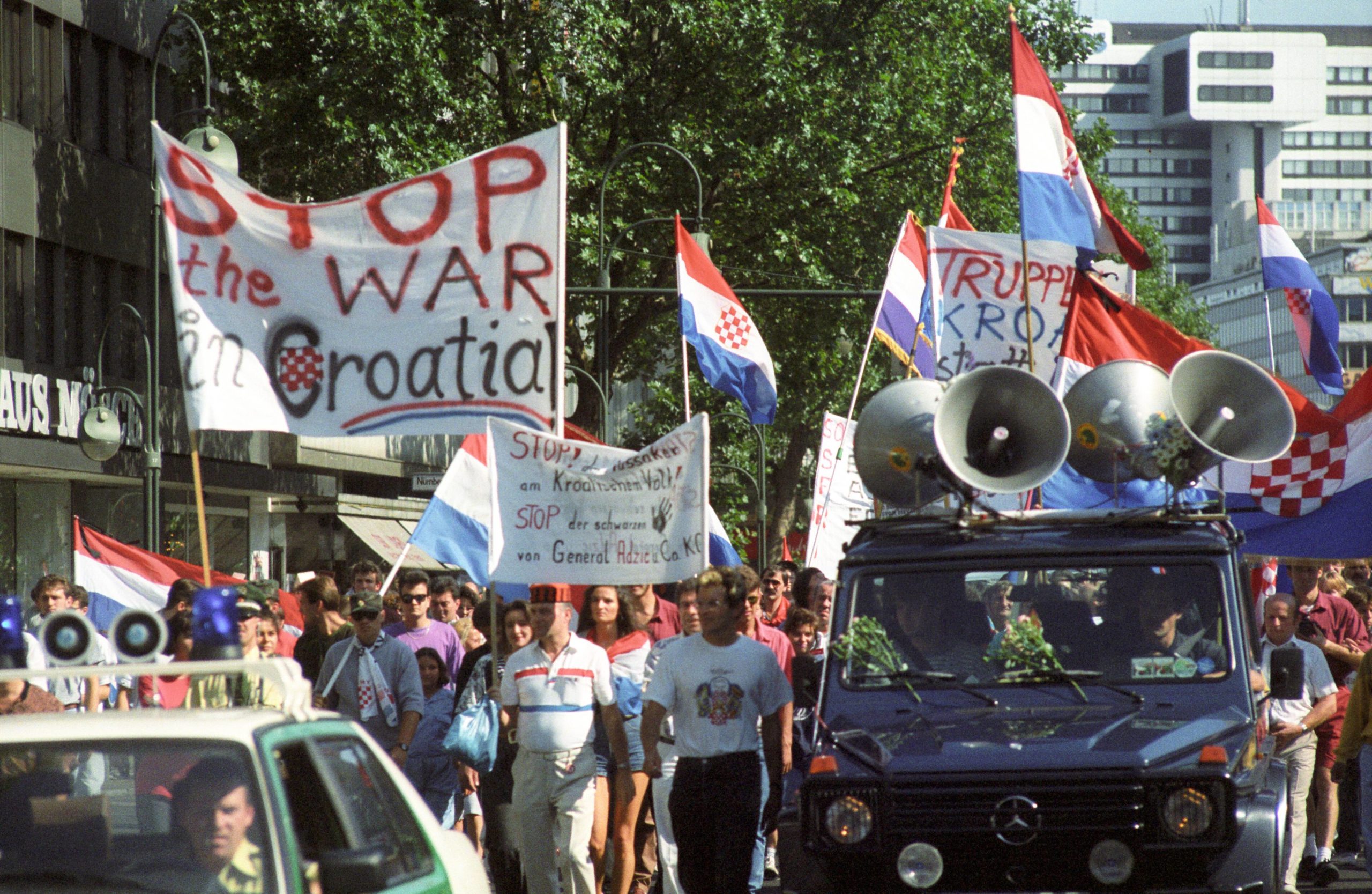 Protestdemonstration von in Berlin lebenden Kroaten gegen den Krieg im ehemaligen Jugoslawien. Foto: Imago/Seeliger