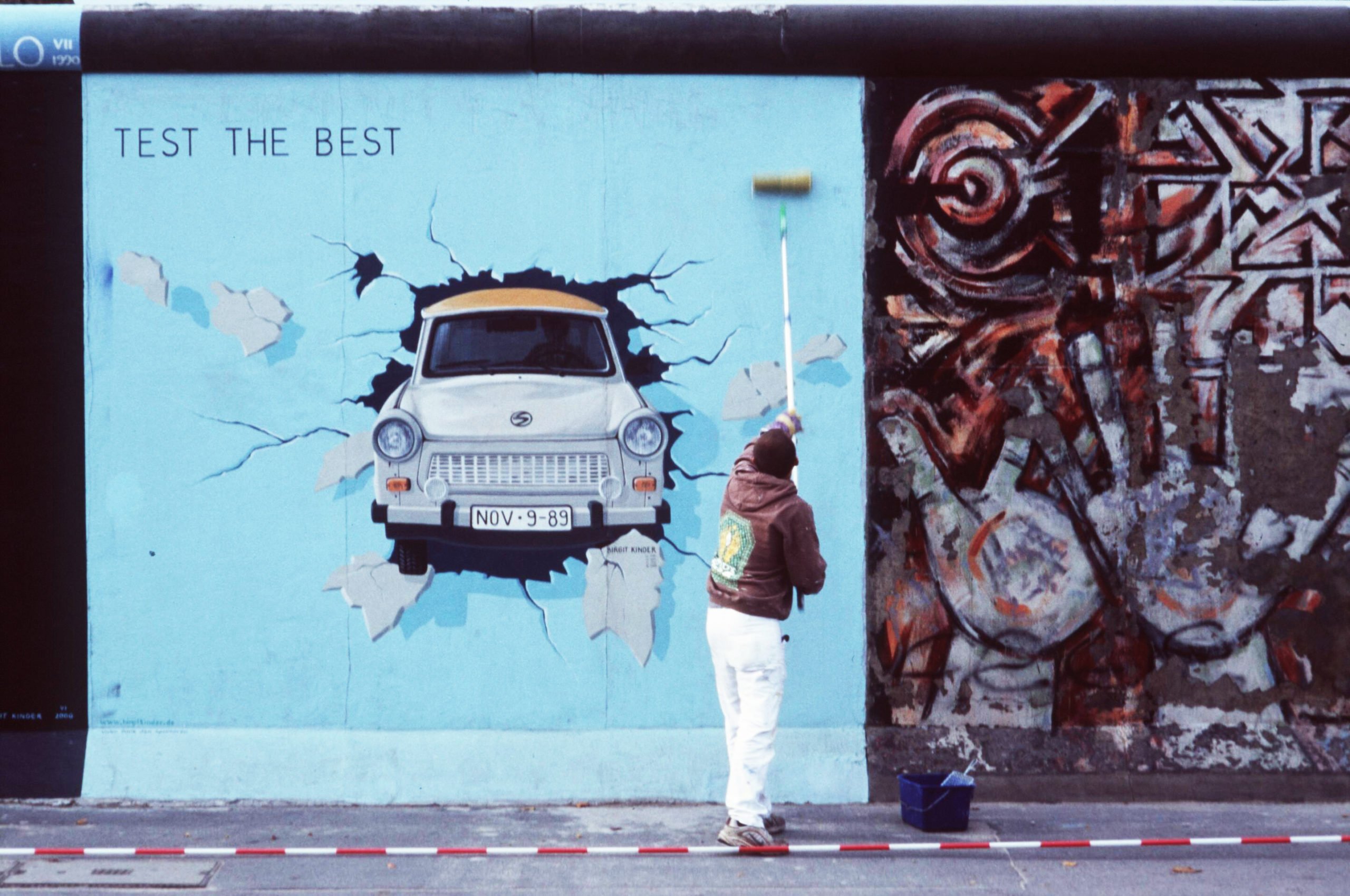 Der Trabant in Berlin: Der Trabi als Ikone an der Reste East Side Gallery, 2000. Foto: Imago/Teutopress