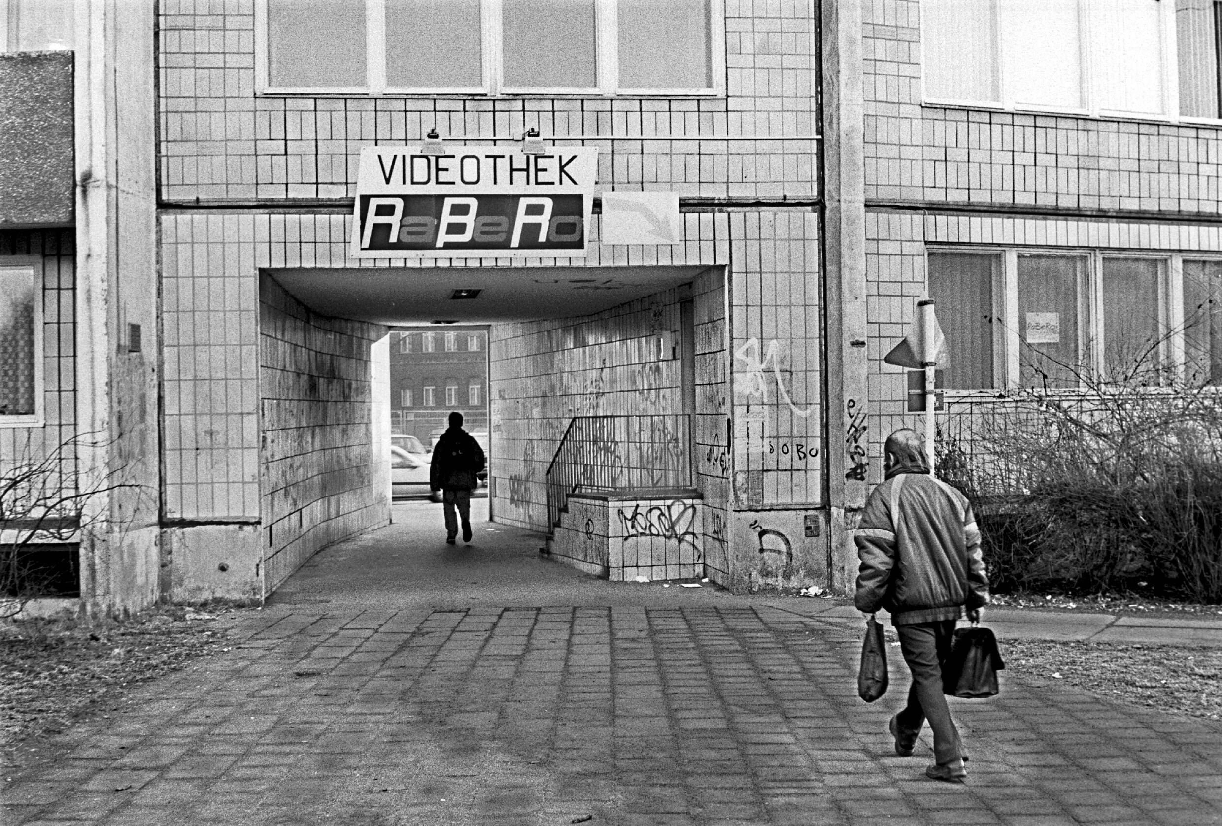 Videothek an der Frankfurter Allee in Lichtenberg, 1996. Foto: Imago/Rolf Zöllner