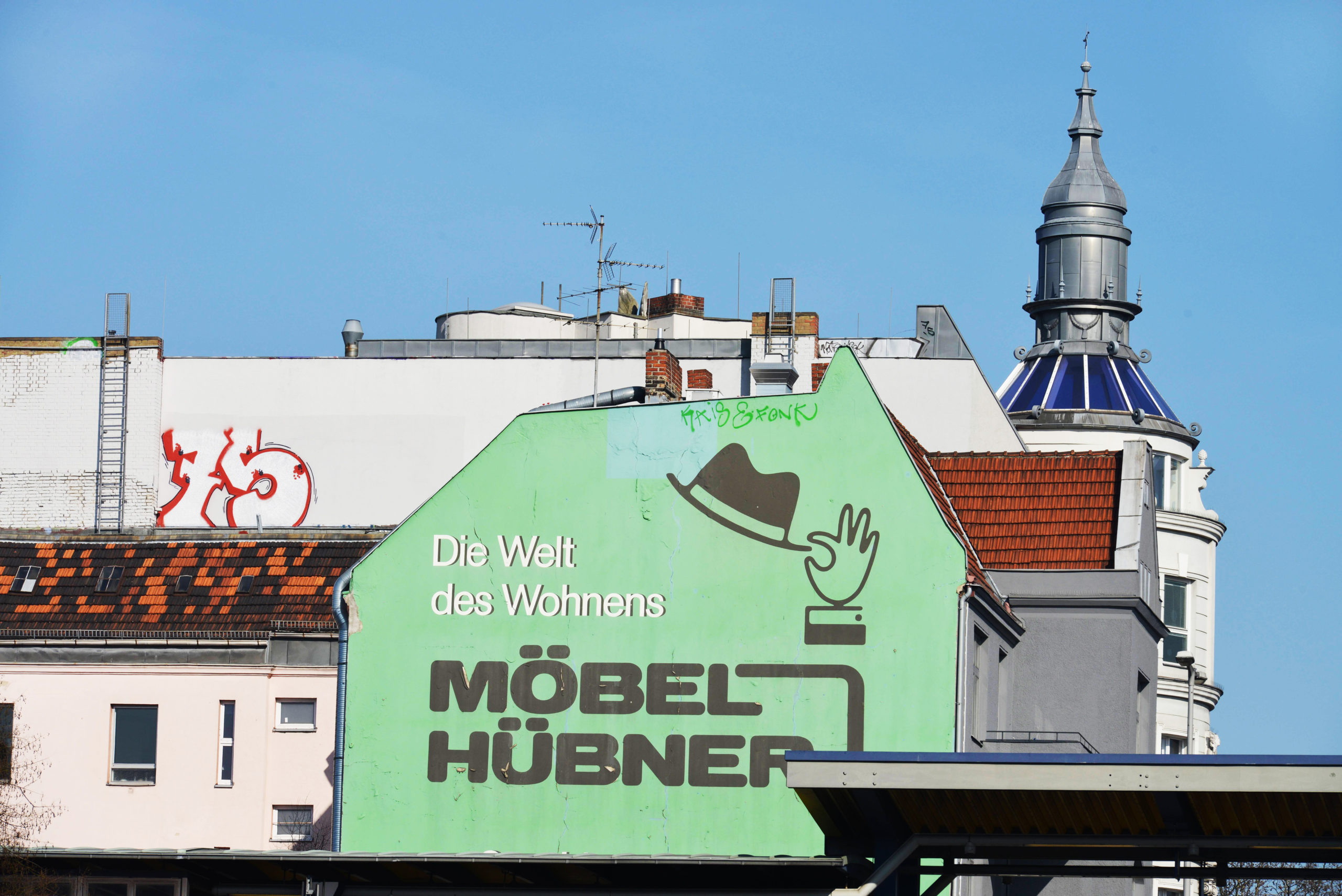 Brandwände in Berlin: Brandwand mit Möbel-Hübner-Werbung an der Bundesallee in Friedenau. Foto: Imago/Schöning