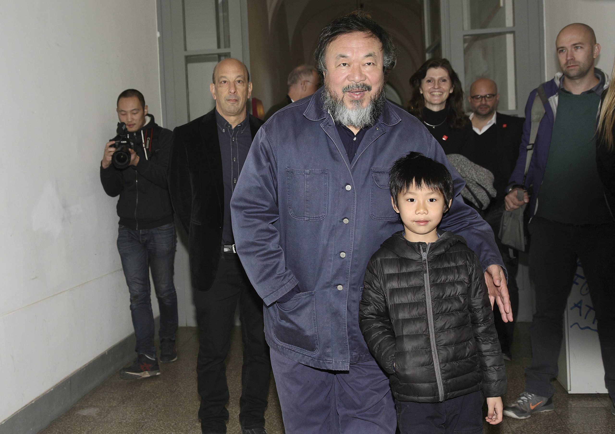 Der chinesische Aktionskünstler Ai Weiwei und sein Sohn Ai Lao in Berlin, 2015. Foto: Imago/epd