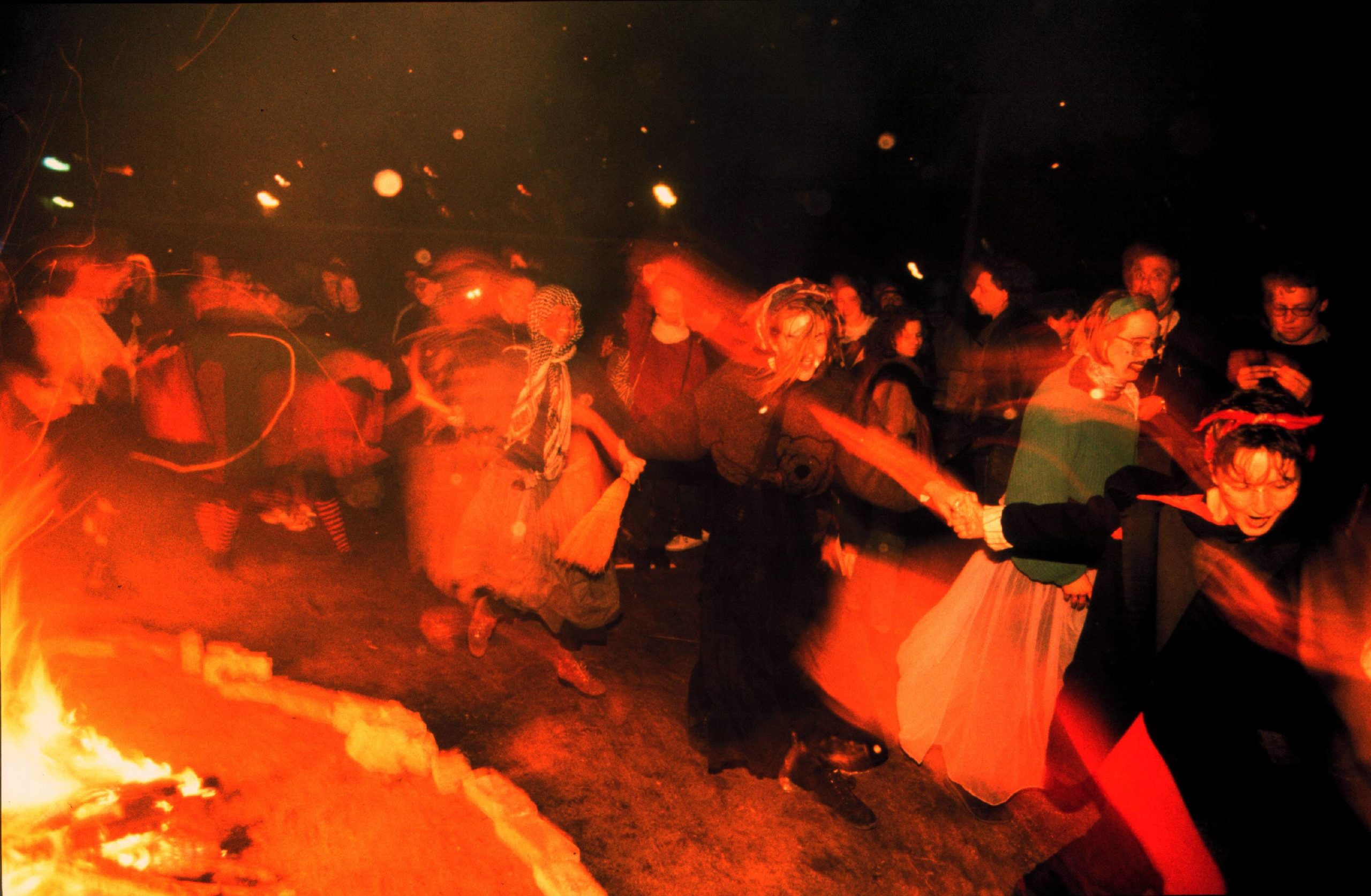 Zur Walpurgisnacht in Prenzlauer Berg tanzen die Großstadthexen um ein Feuer in der Kollwitzstraße, 30. April 1991. Foto: Imago/Rolf Zöllner
