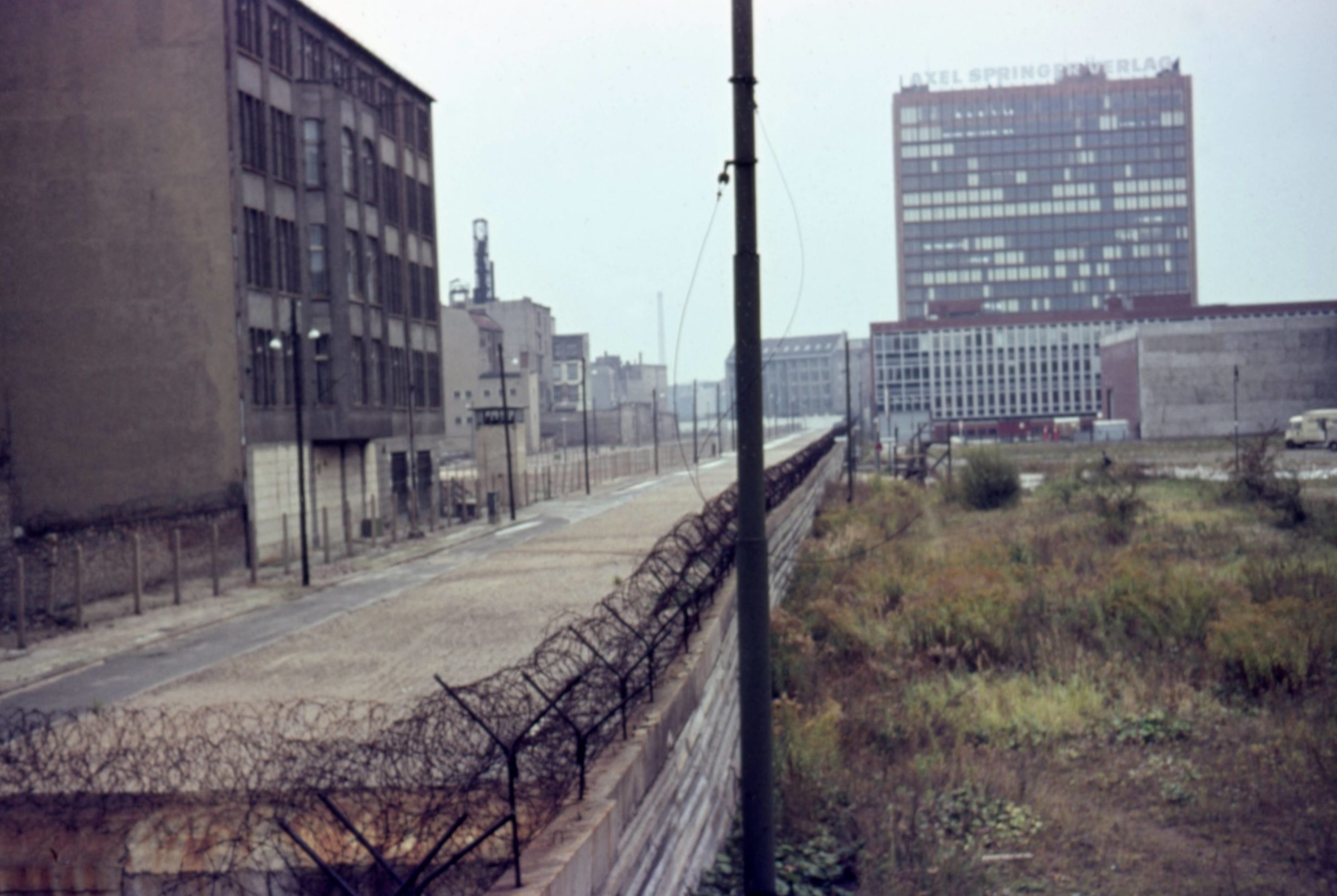 Berlin 1971: Todesstreifen zwischen Mitte und Kreuzberg, im Hintergrund das Springer-Verlagshaus. Foto: Imago/Gerhard Leber