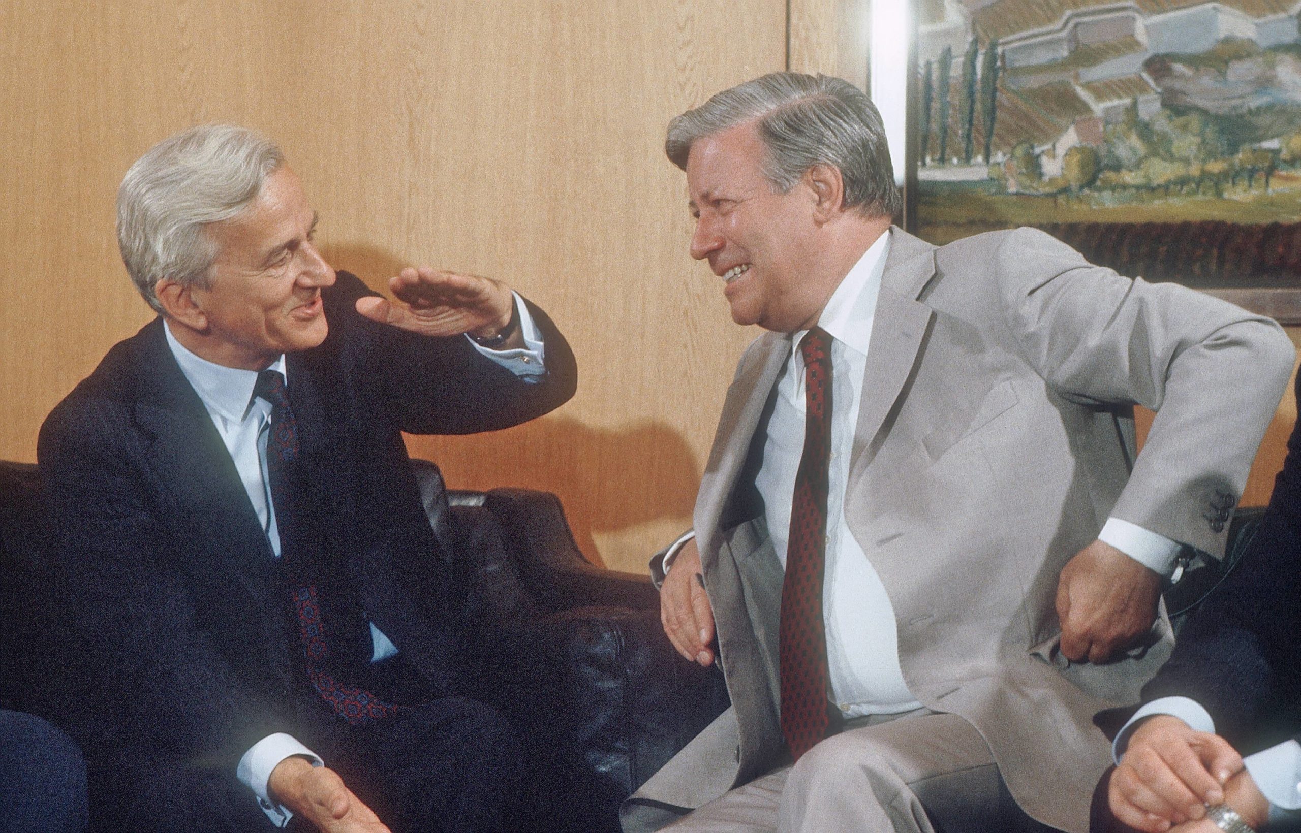 Bundeskanzler Helmut Schmidt (re., SPD), empfängt im Juli 1981 den frisch gewählten Regierenden Bürgermeister von Berlin Richard von Weizsäcker (li.). Foto: Imago/Photothek