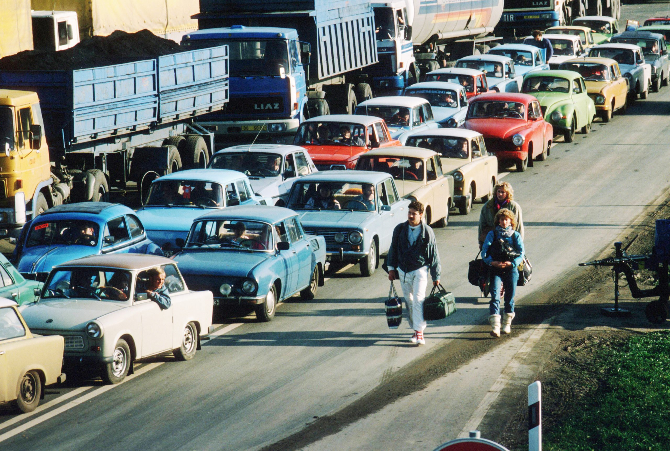 Der Trabant in Berlin: Trabanten und andere Autos auf dem Weg nach West-Berlin am 9. November 1989. Foto: Imago/Thomas Imo/Photothek