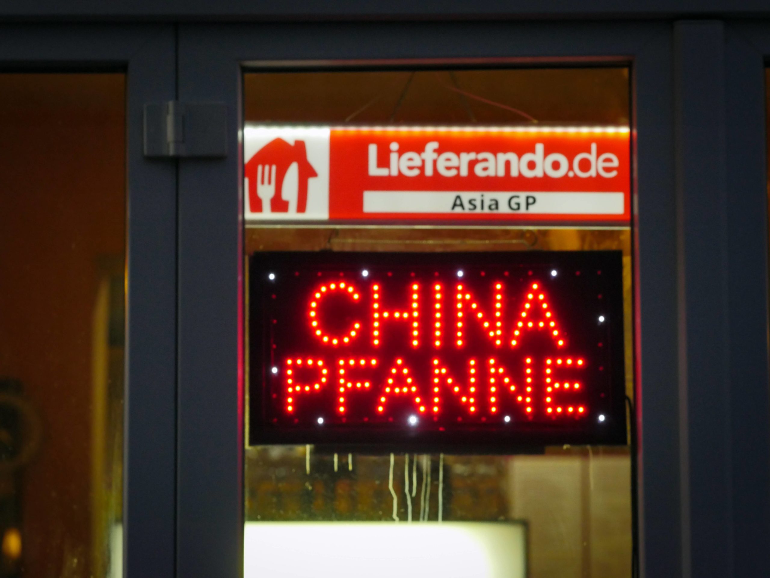 Ein Imbiss in Reinickendorf macht Werbung für die China Pfanne. Foto: Imago/Jürgen Ritter