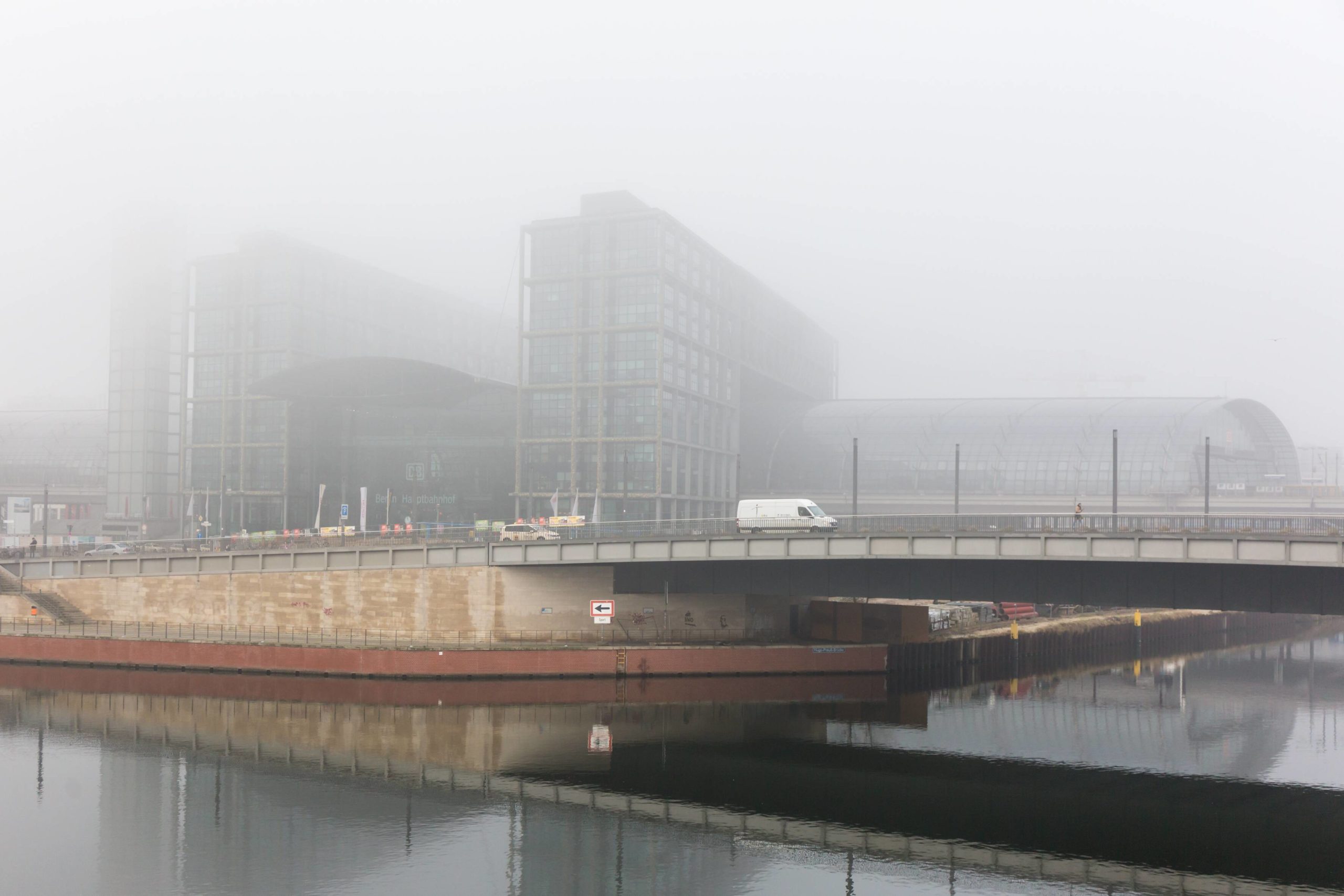 Der Berliner Hauptbahnhof liegt im Nebel. Foto: Imago/Marius Schwarz