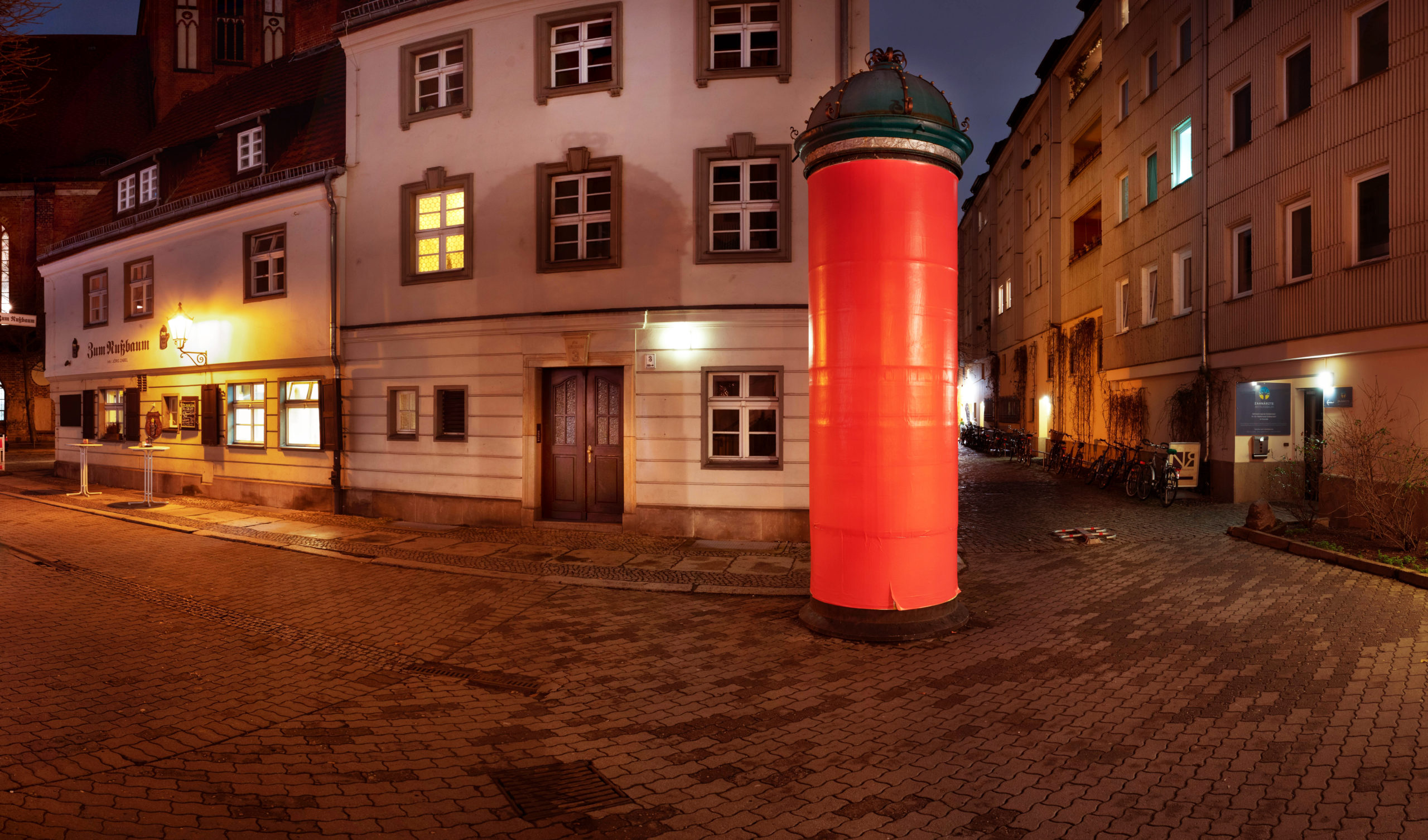 Berlin in Rot: Alte Litfaßsäule im Nikolaiviertel in Mitte. Foto: Imago/Dirk Sattler