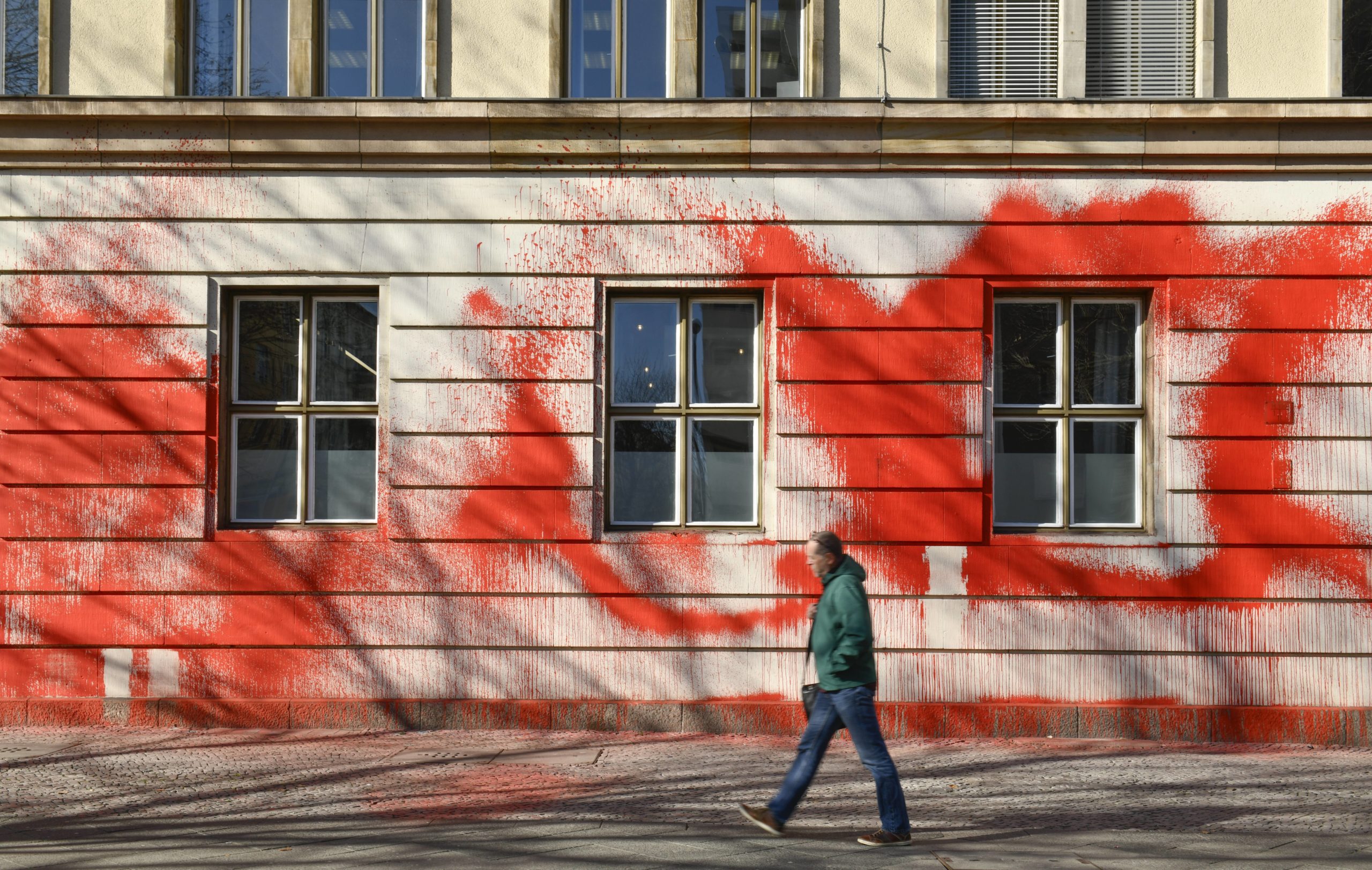 Berlin in Rot: Farbanschlag auf ein Bürohaus am Kleistpark in Schöneberg. Foto: Imago/Schöning