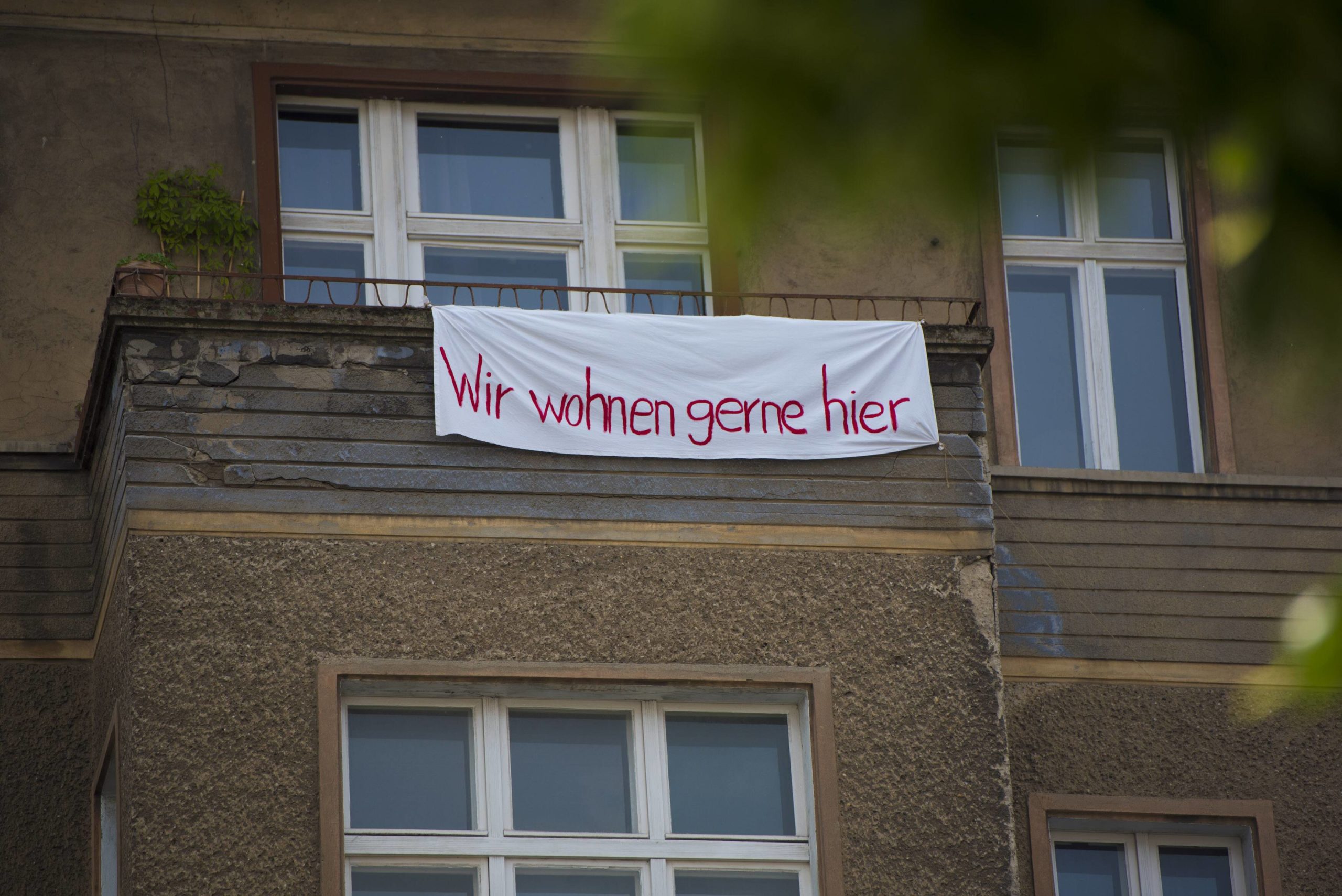 Protestplakate an der Fassade eines Wohnhauses in Friedrichshain. Foto: Imago/Jens Jeske
