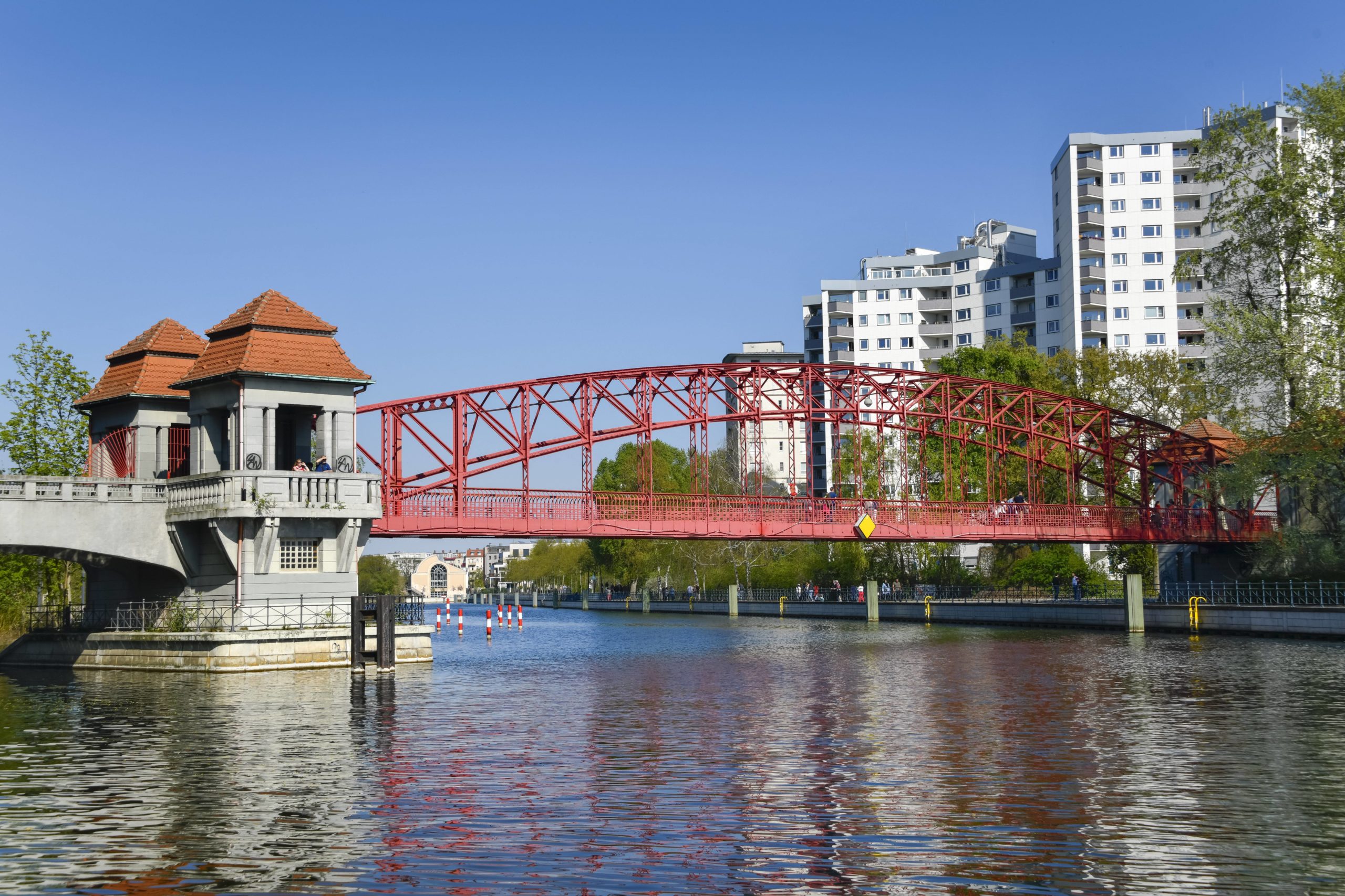 Die rote Sechserbrücke am Tegeler Hafen. Foto: Imago/Schöning