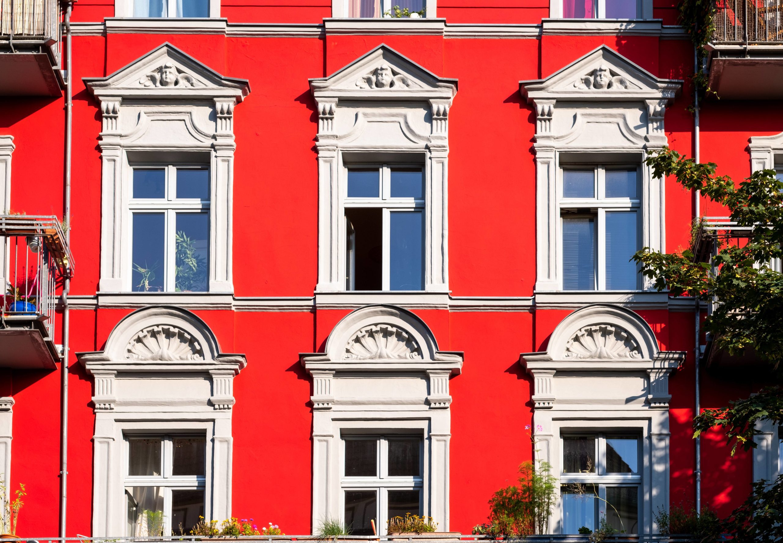 Berlin in Rot: Wohnhaus in Prenzlauer Berg mit roter Fassade. Foto: Imago/Rolf Zöllner