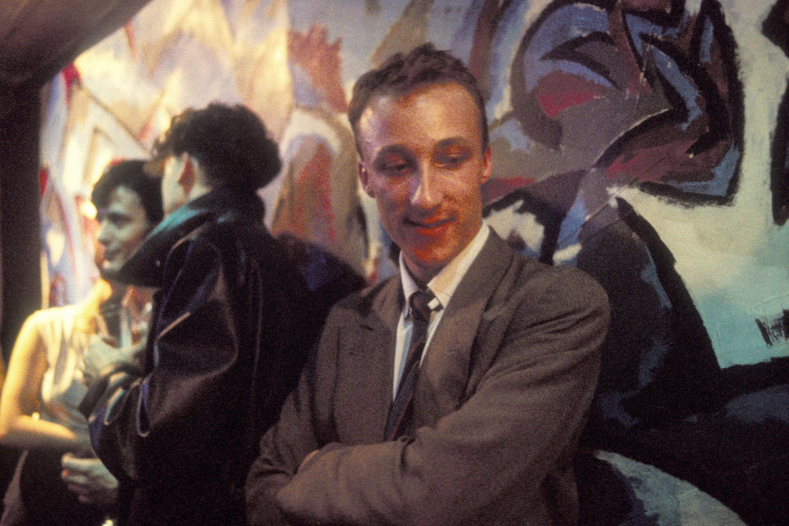 Der Regisseur Oliver Hirschbiegel in der Subito Bar in Ost-Berlin, 1981. Foto: Imago/Ilse Ruppert/Photo12