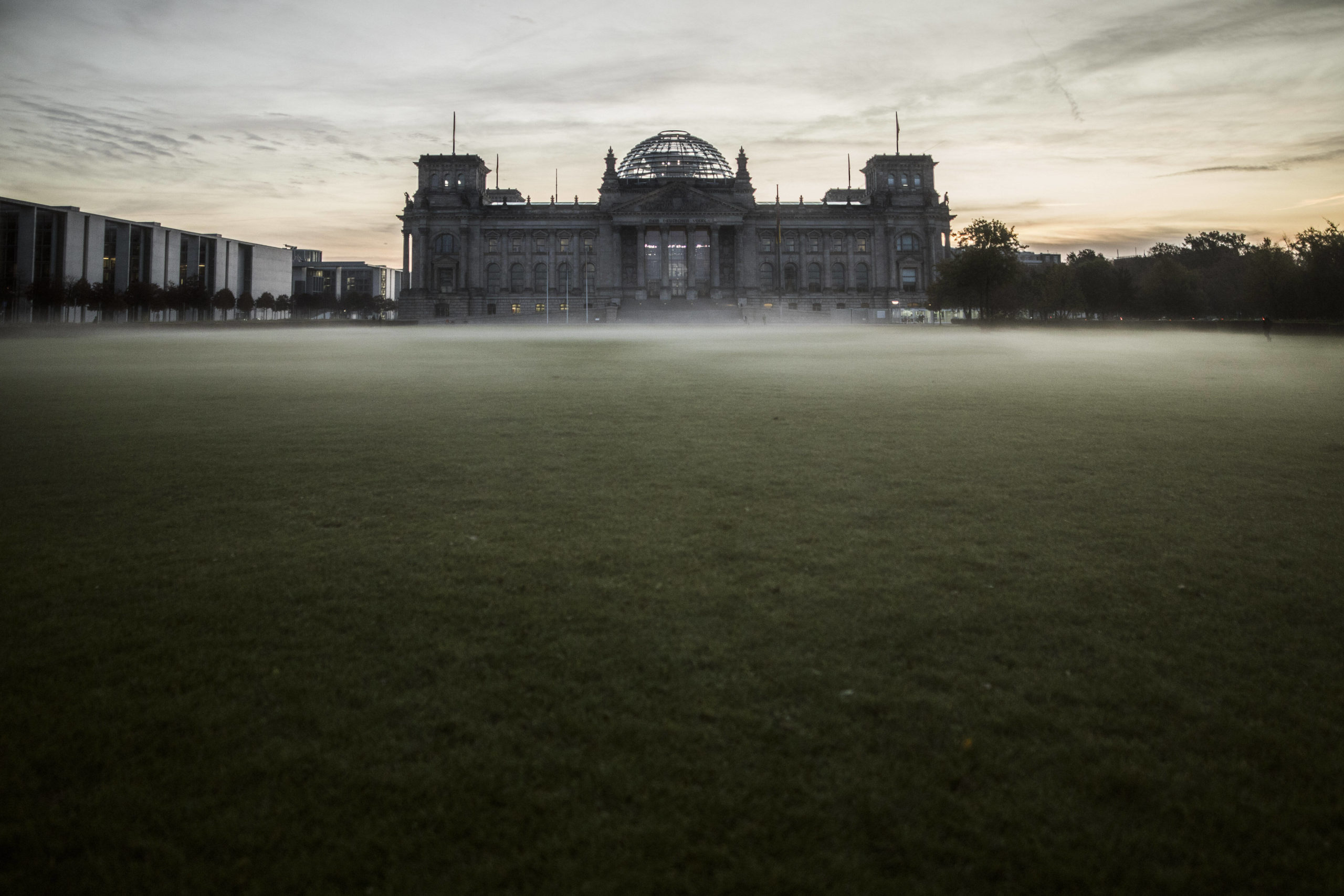 Berlin im Nebel: Reichstag am Morgen. Foto: Imago/Photothek