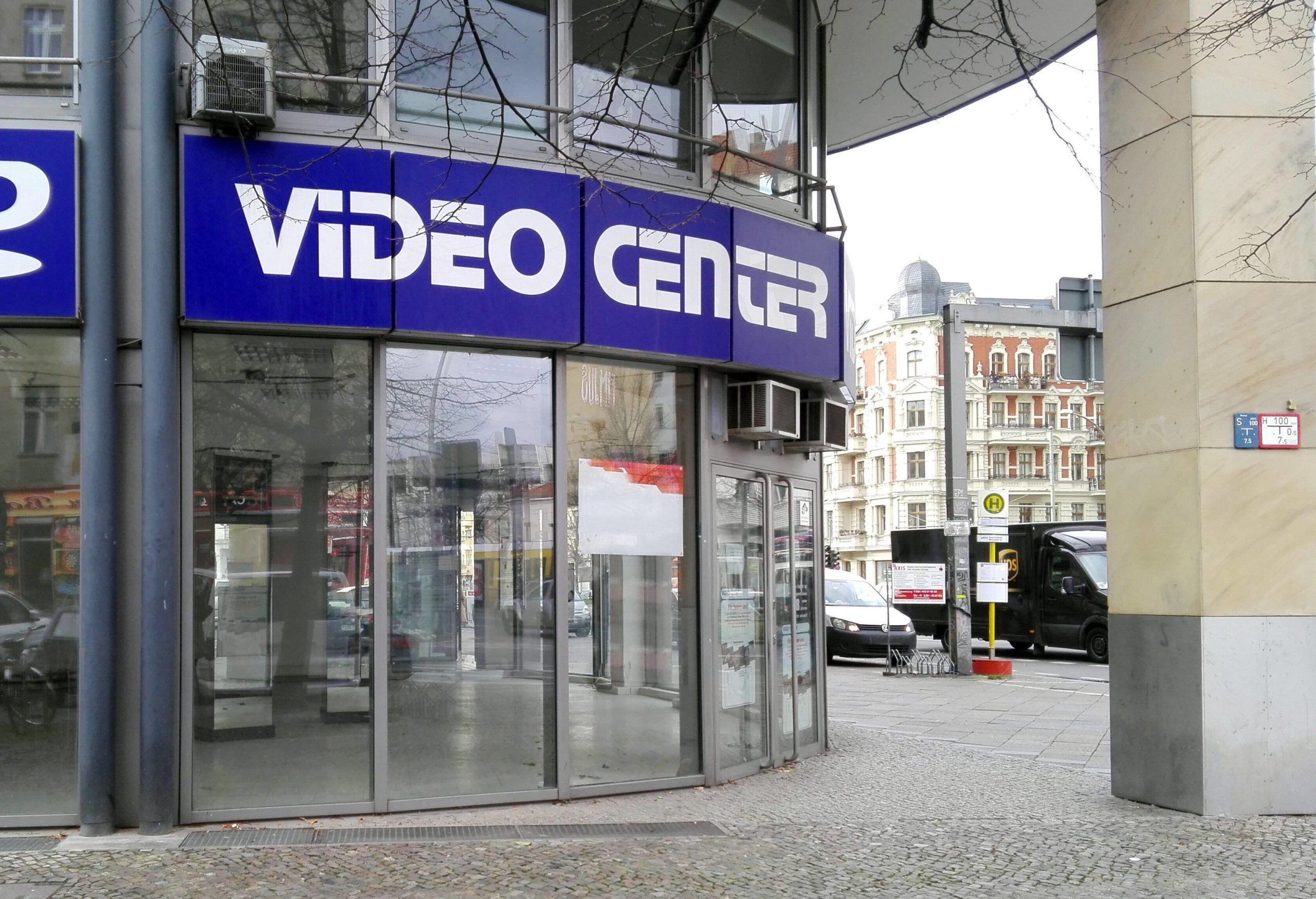 Videotheken in Berlin: Die Videothek Video Center leer, 2020. Foto: Imago/Sabine Gudath