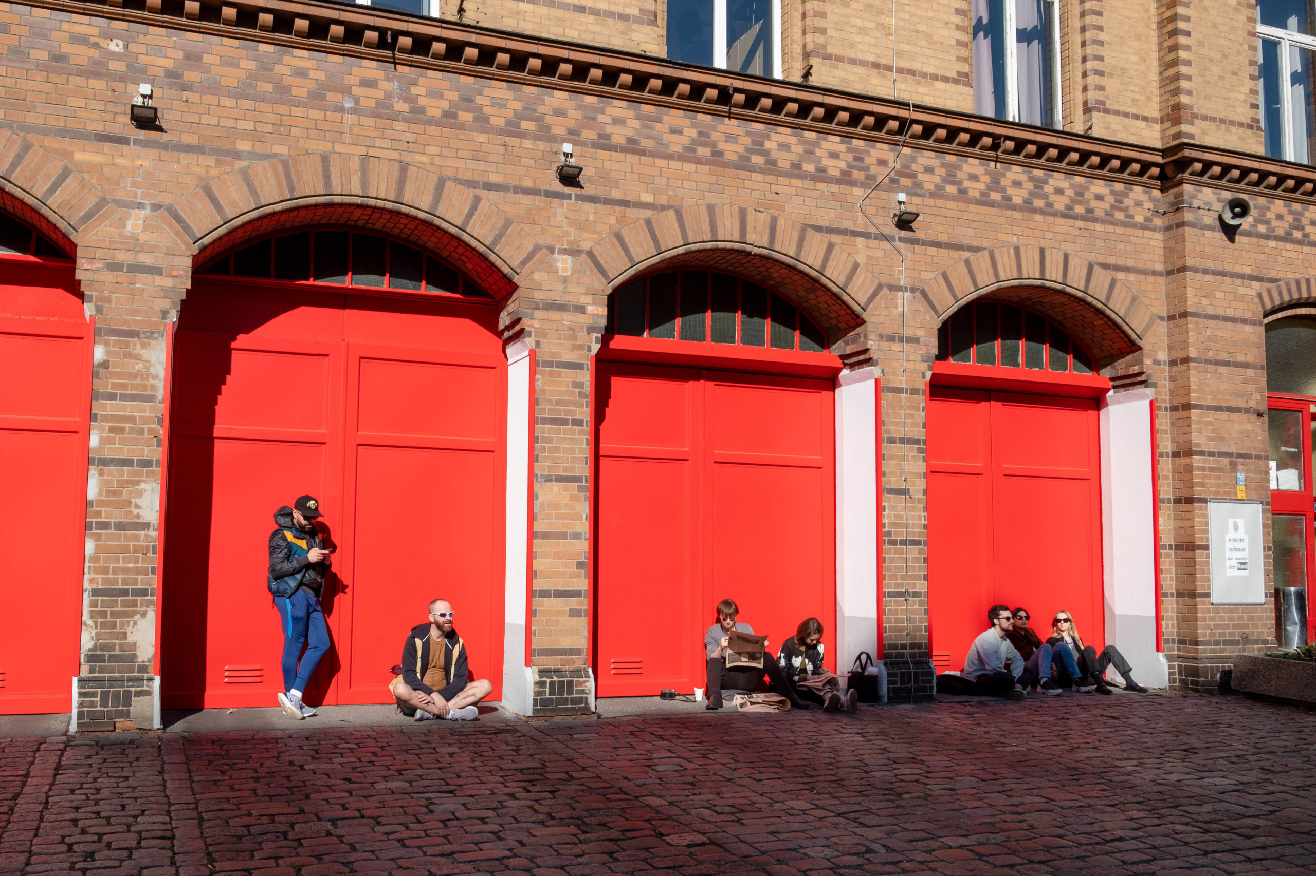 Die roten Tore der Feuerwache Prenzlauer Berg auf der Oderberger Strasse. Foto: Imago/Schöning
