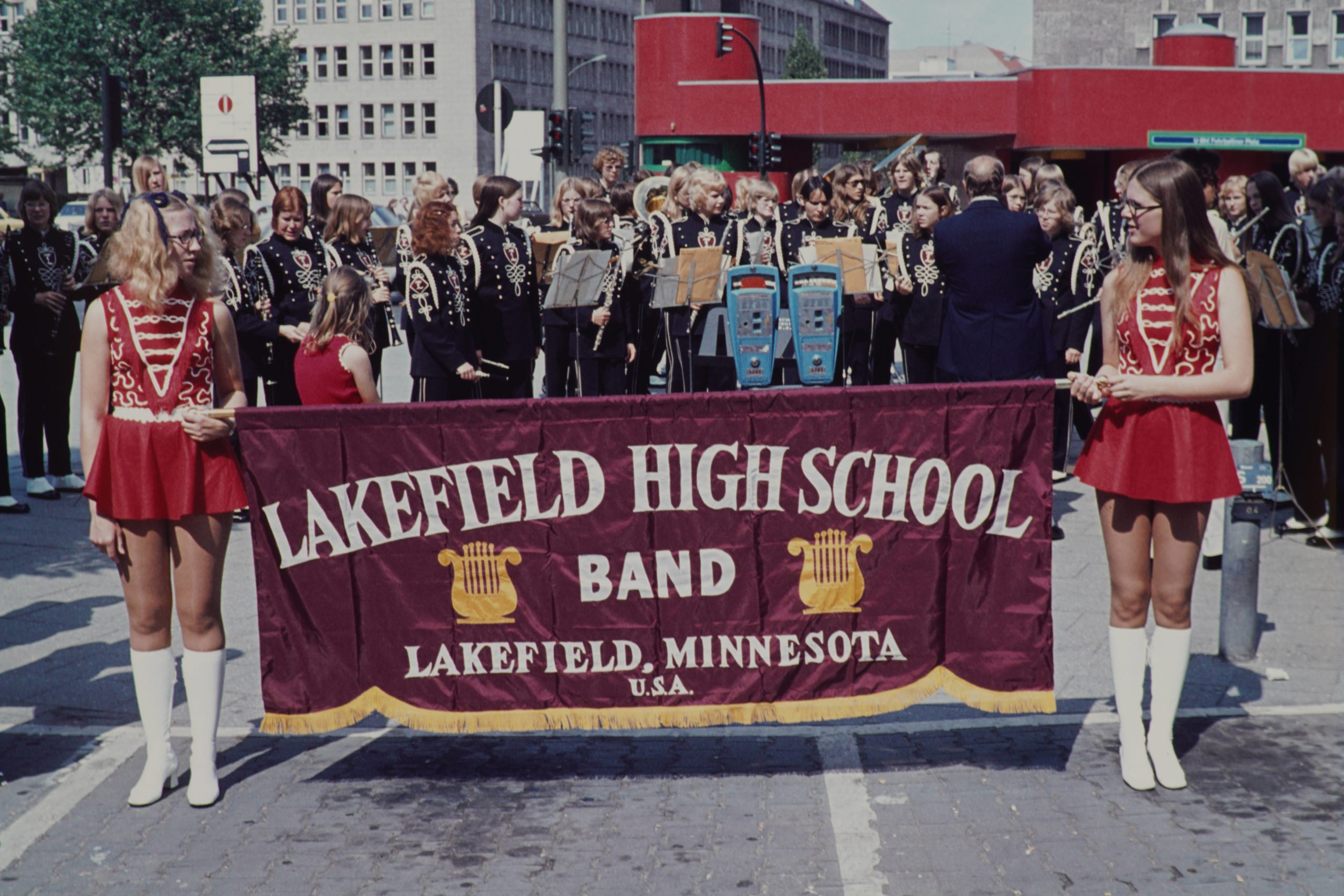 Eröffnung des U-Bahnhofs Fehrbelliner Platz mit der Lakefield Highschool Band aus Minnesota. Foto: Imago/Serienlicht