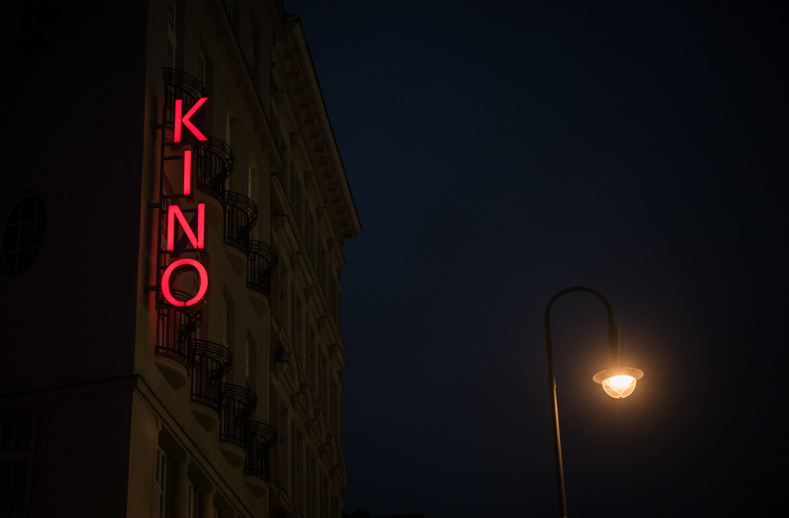 Der Schriftzug "Kino" an einer Hausfassade in Neukölln. Foto: Imago/Bildgehege