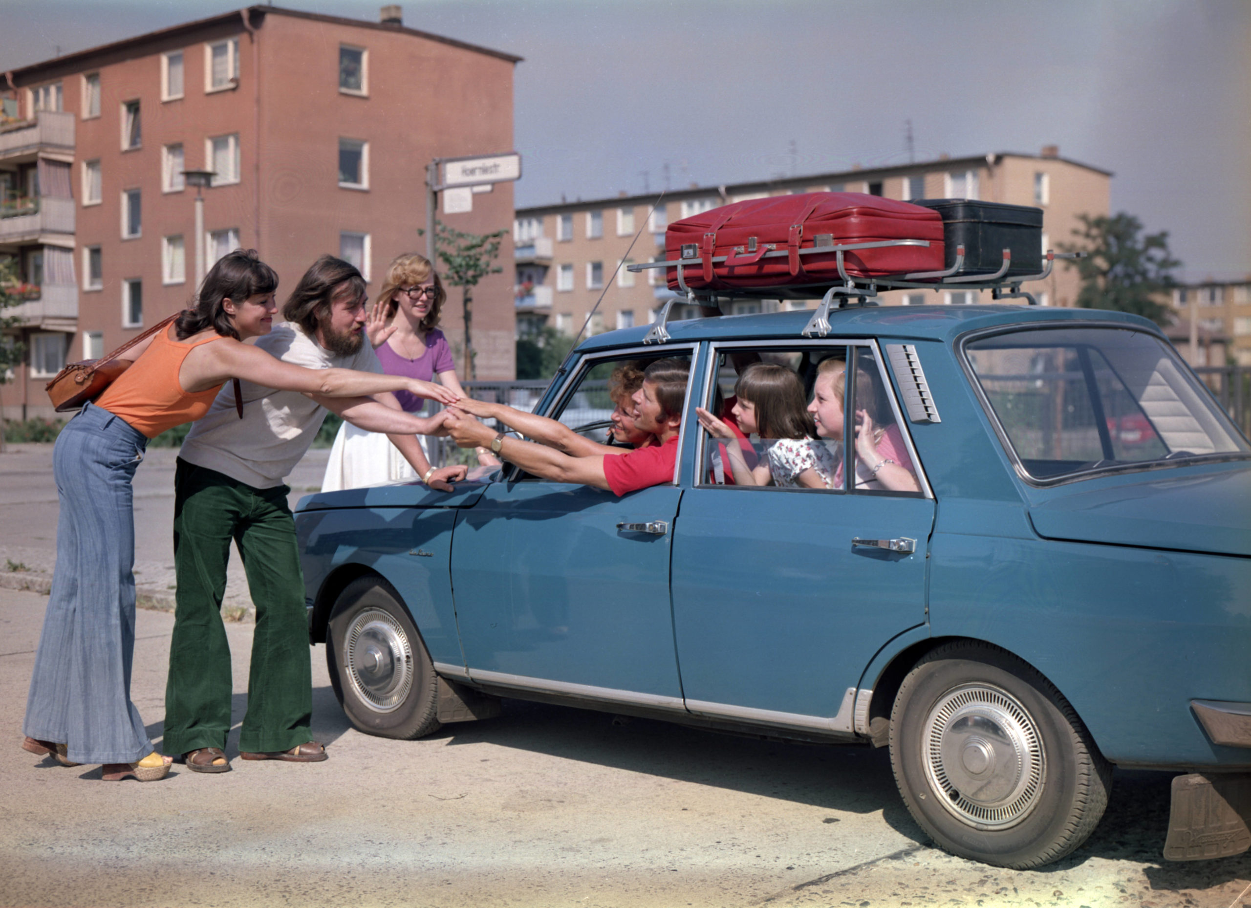 Eine Ost-Berliner Familie fährt mit dem Auto in den Urlaub und wird von Freunden verabschiedet, August 1971. Foto: Imago/Frank Sorge