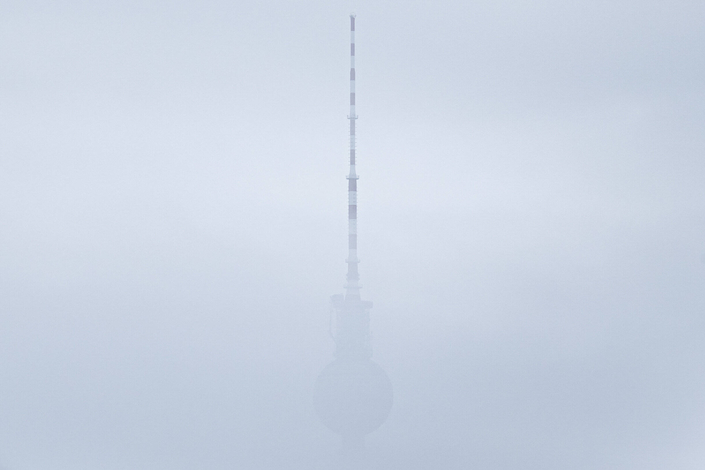 Berlin im Nebel: Der Berliner Fernsehturm im Nebel. Foto: Imago/Florian Gärtner/photothek.de
