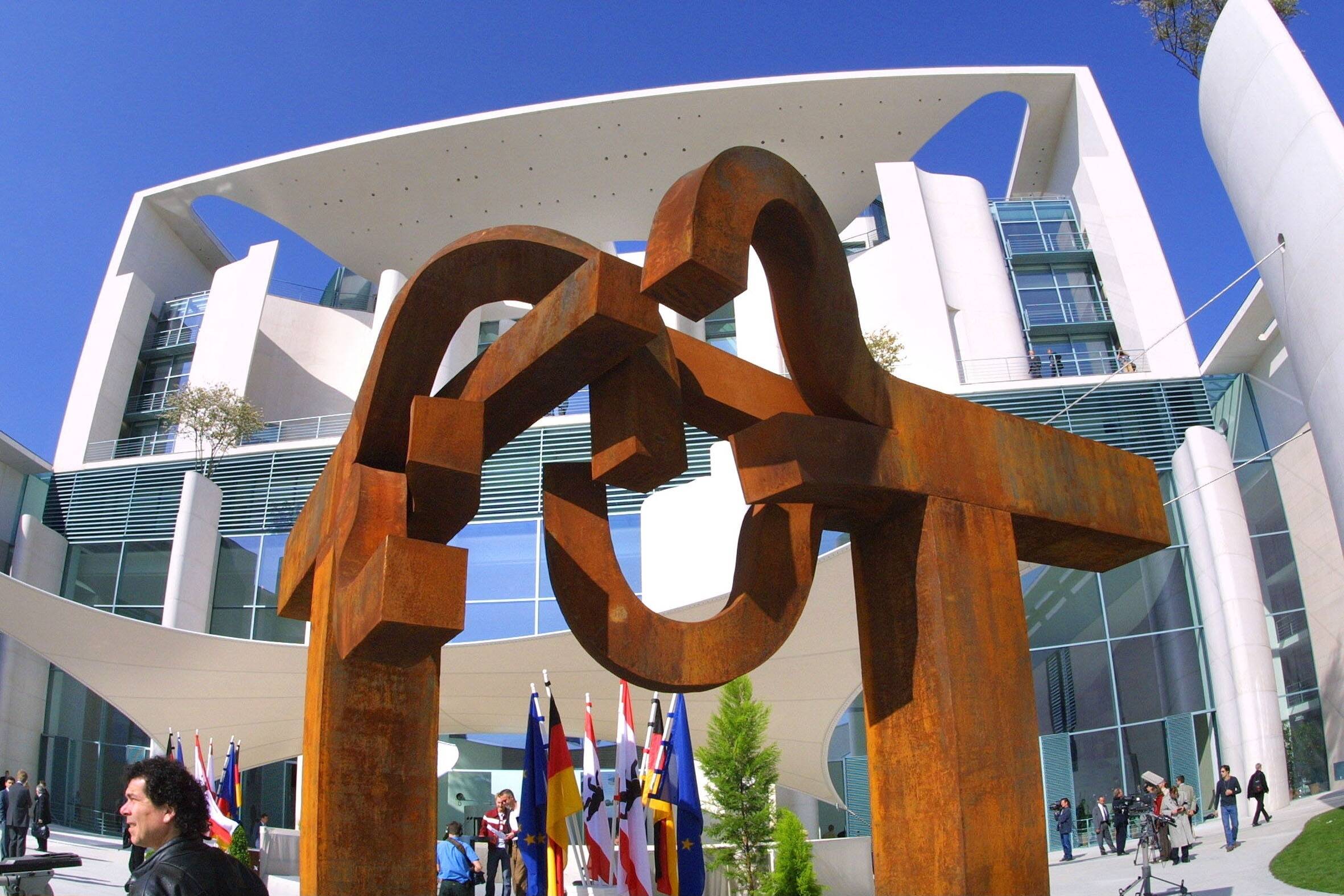 Das neue Kanzleramt mit einer Skulptur von Eduardo Chillida. Foto: Imago/Henry H. Herrmann/Eventpress