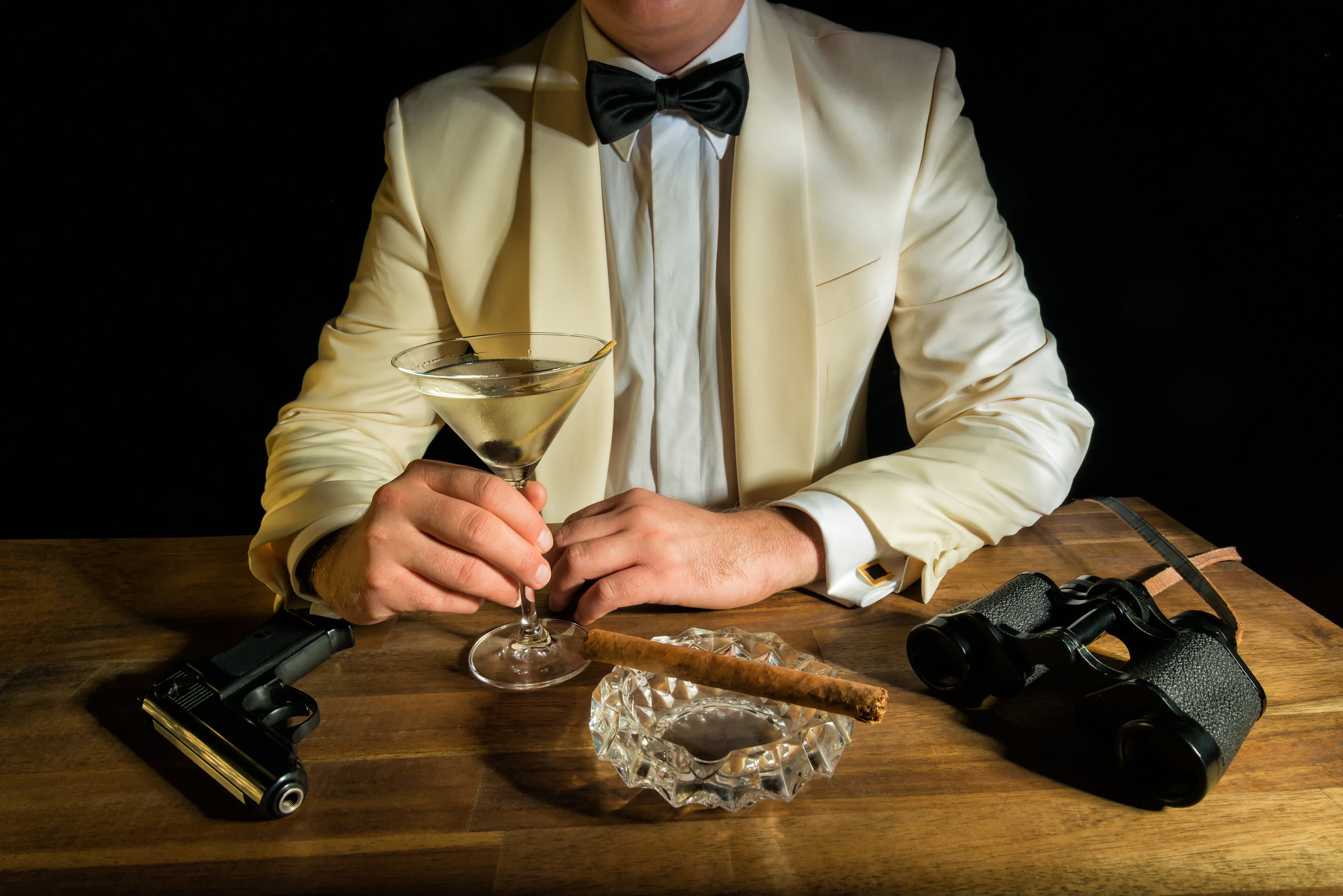 Kostümläden Berlin Sich einmal als Geheimagent 007 fühlen: möglich mit den schicken Anzügen und Accessoires des Schöneberger Wardrobe Smokingverleihs. 