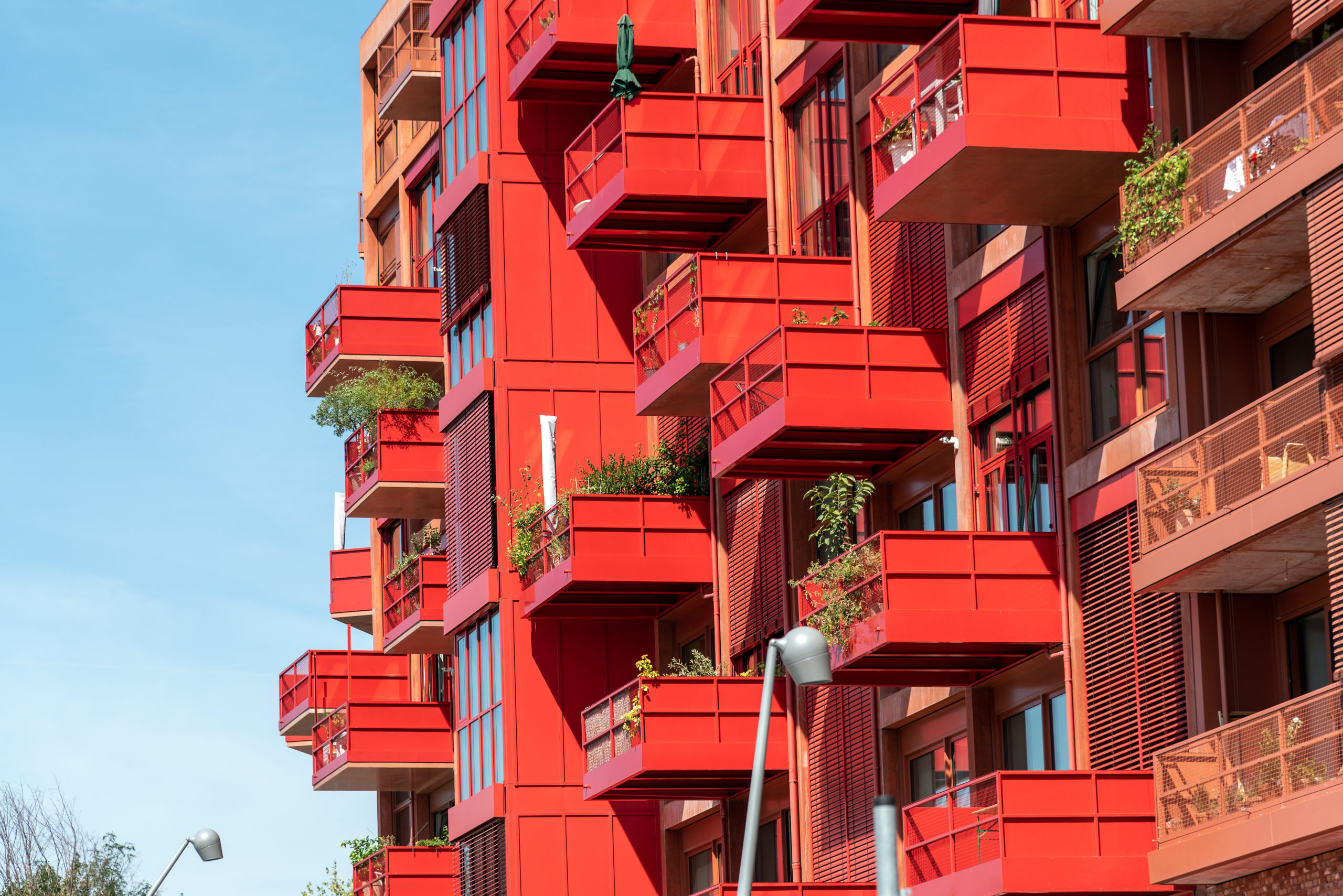 Berlin in Rot – Das lang gezogene Wohnhaus am Lokdepot zwischen Kreuzberg und Schöneberg. Foto: Imago/Panthermedia