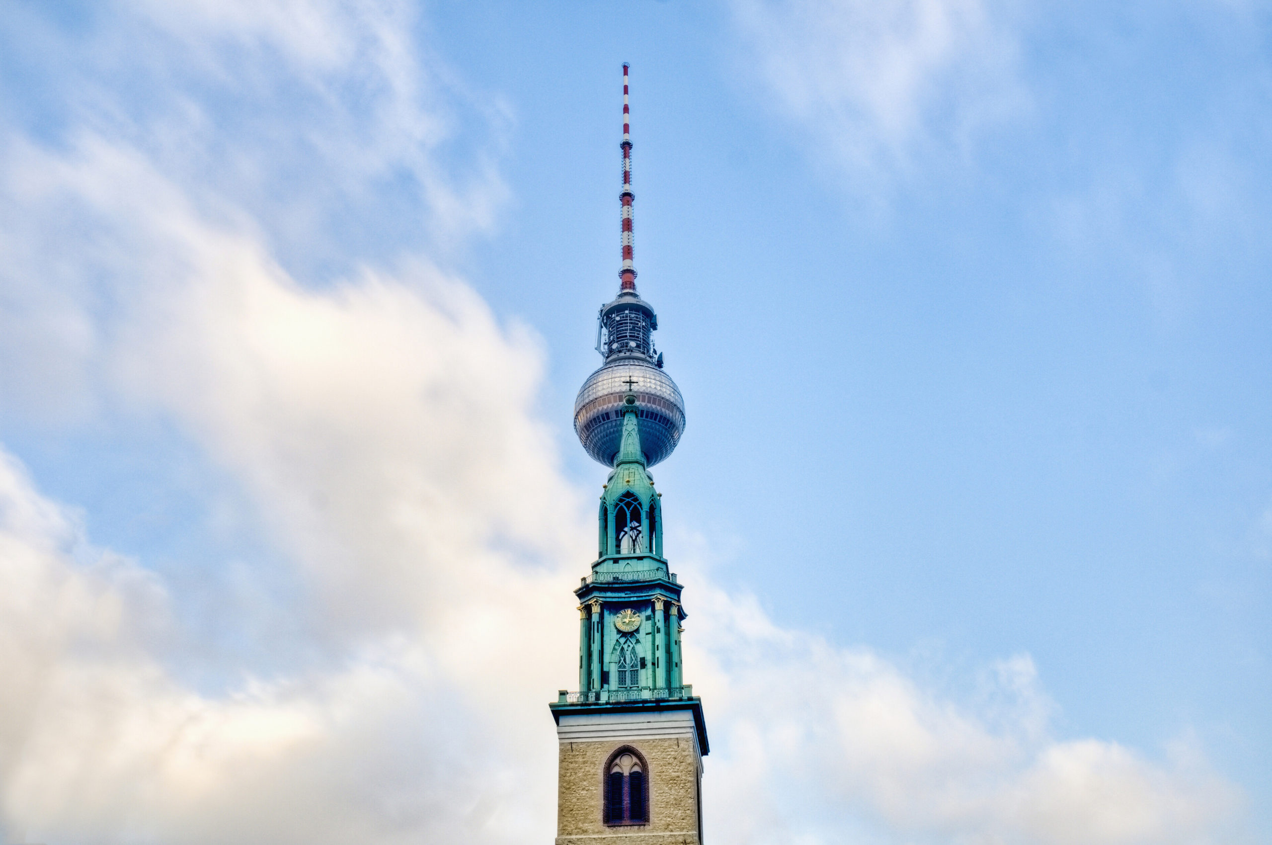 Die Marienkirche zählt zu den ältesten Bauwerken in Berlin-Mitte. Ihr Turmhelm ist eine Ergänzung im neugotischen Stil. Foto: Imago/agefotostock