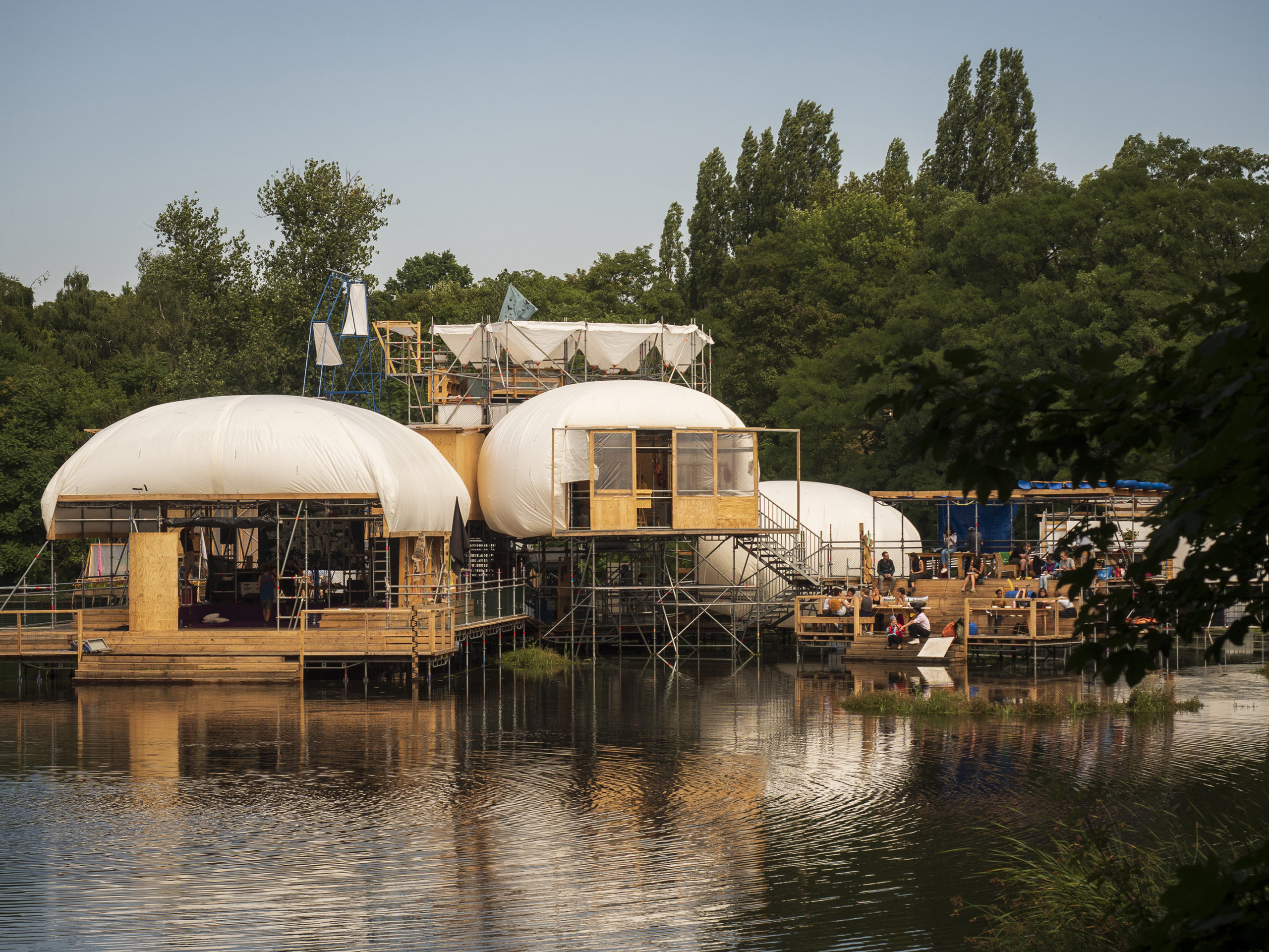 Besondere Holzbauten in Berlin: Die Floating University entwickelt sich ständig weiter. 