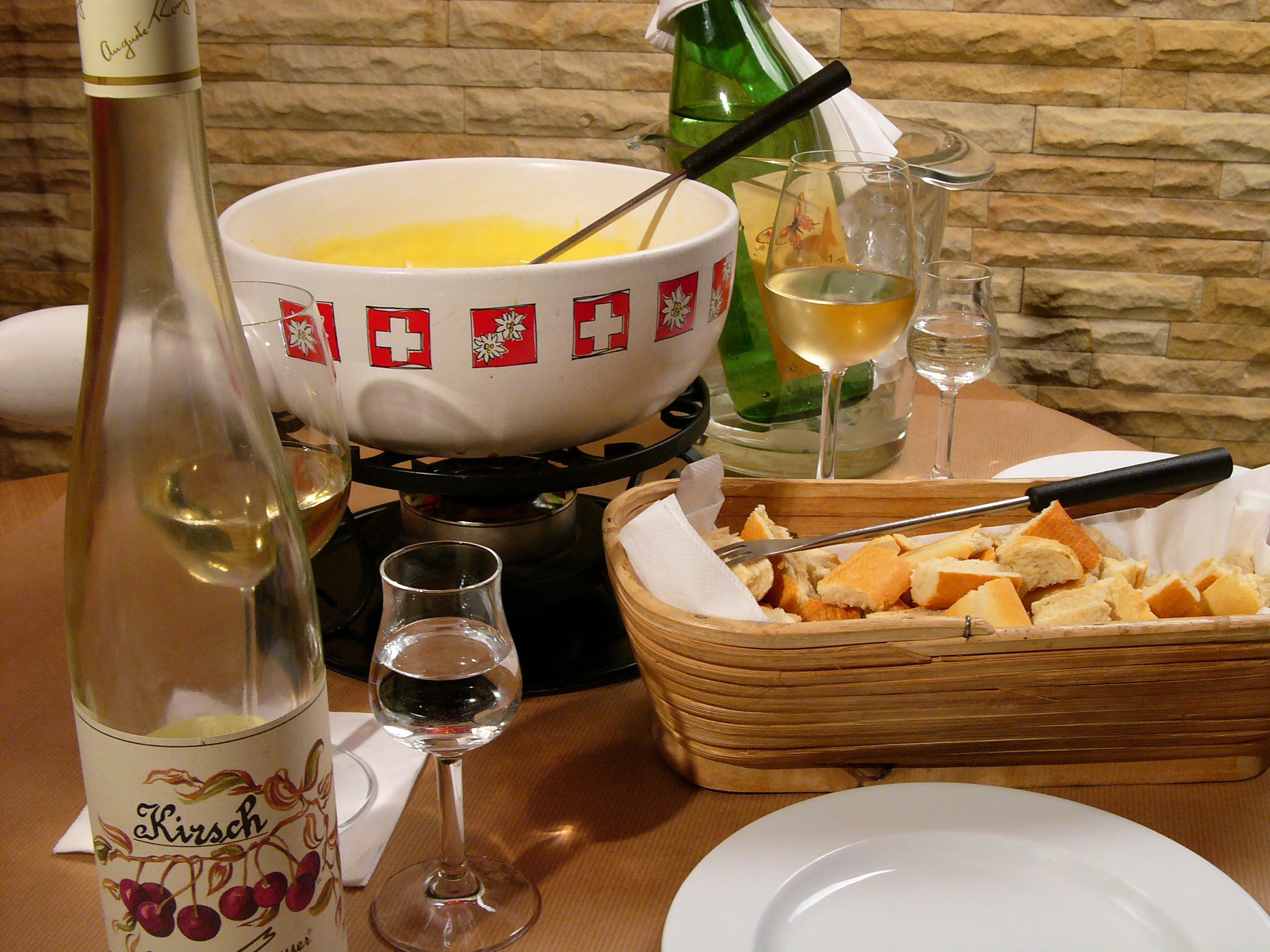Das Wein- und Kirschwasserlevel fürs Käsefondue justieren die Gäste des Nola’s selbst.     Foto: Nola's am Weinberg