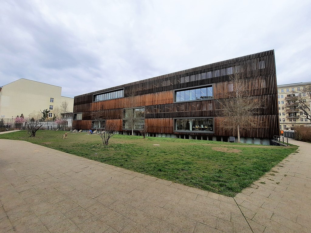 Holzbauten in Berlin: Aus einem Stahlbetonbau wurde mit der Bezirksbibliothek Friedrichshain-Kreuzberg ein holzverkleidetes Juwel. 