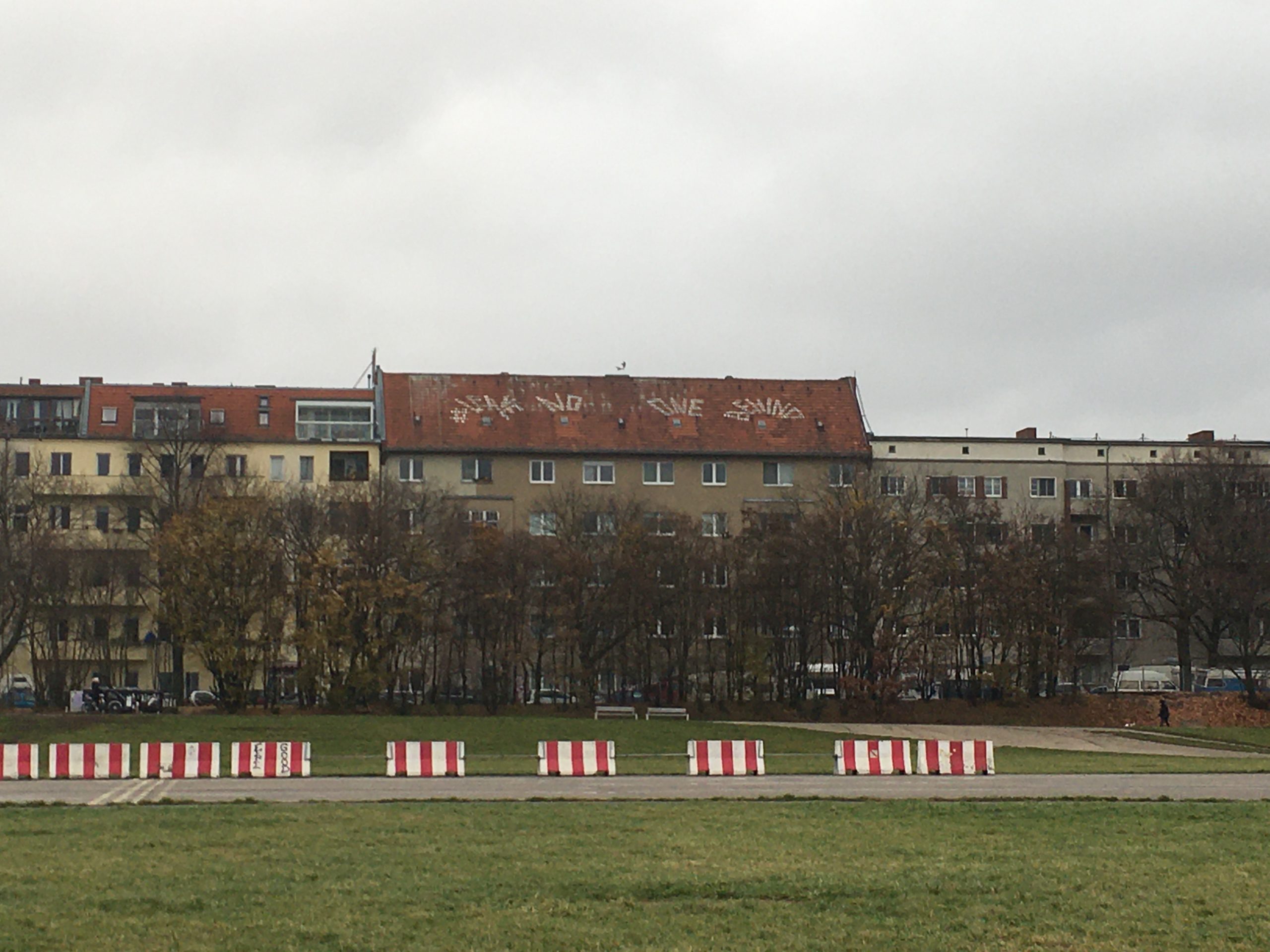 12 besondere Dächer in Berlin: Dieses Dach am Tempelhofer Feld schickt eine wichtige Message in die Welt