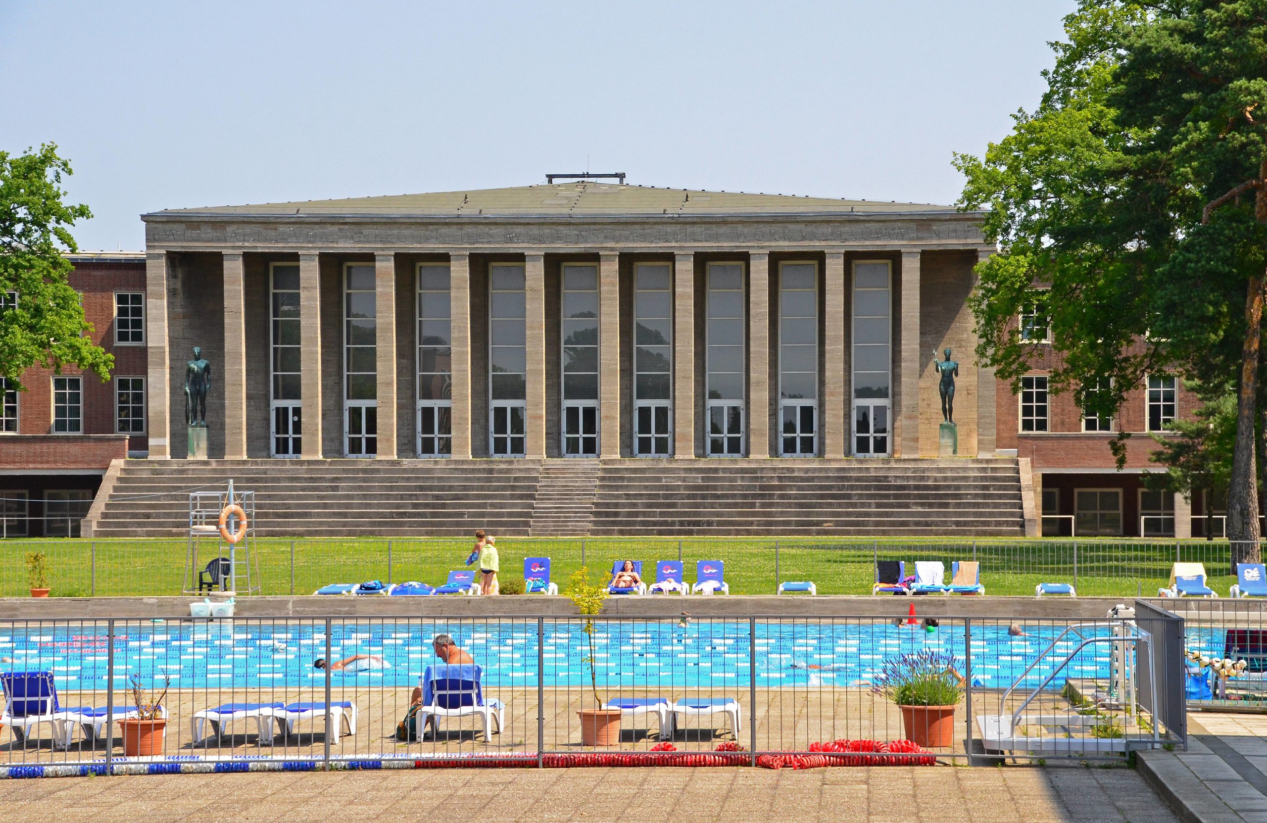 Die Poelchau-Schule befindet sich auf dem Jahnplatz im Deutschen Sportforum, dem Olympiagelände Berlin. Foto: Imago/Raimund Müller