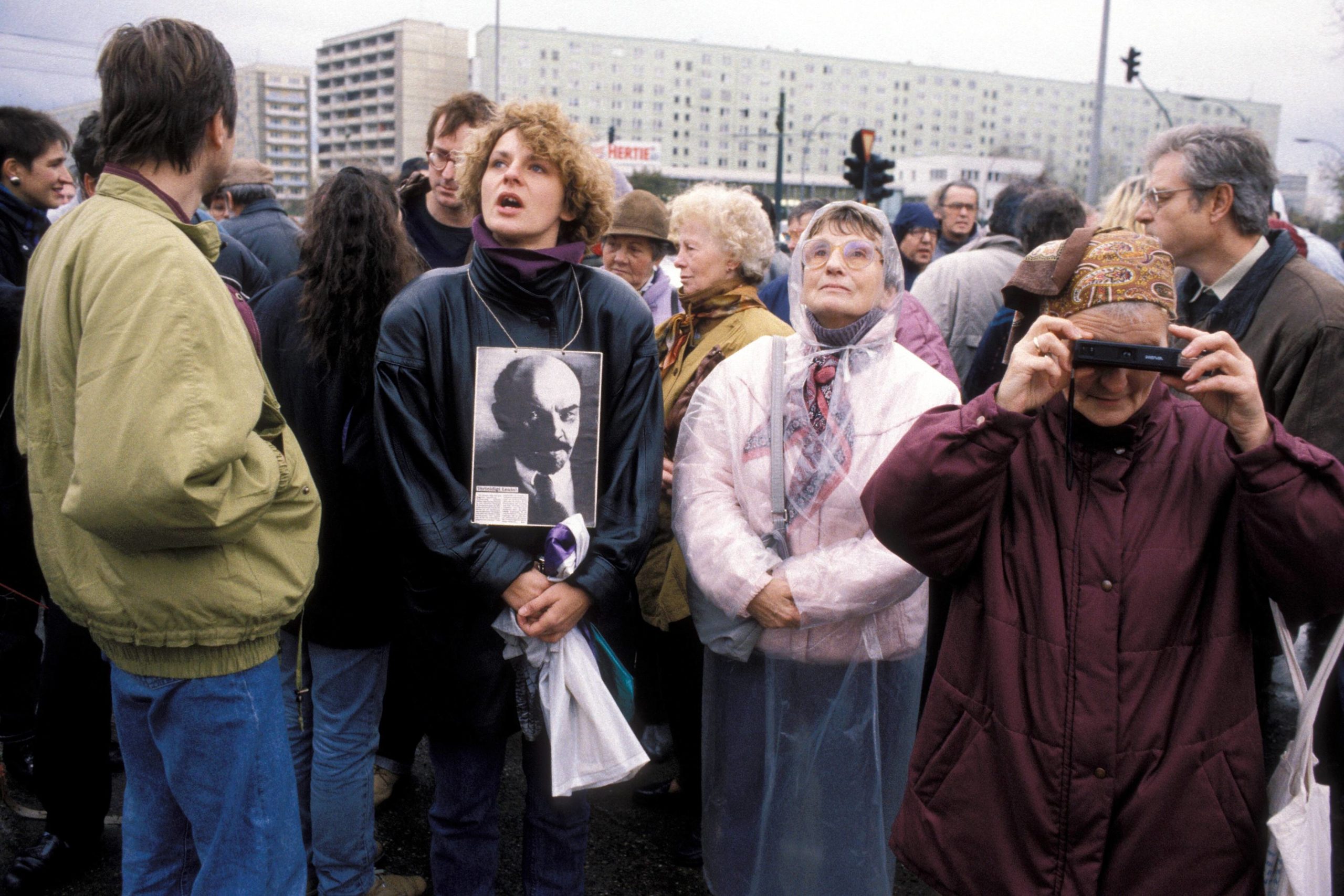 Demonstration gegen den Abriss des Lenindenkmals am Leninplatz, November 1991. Foto: Imago/PEMAX