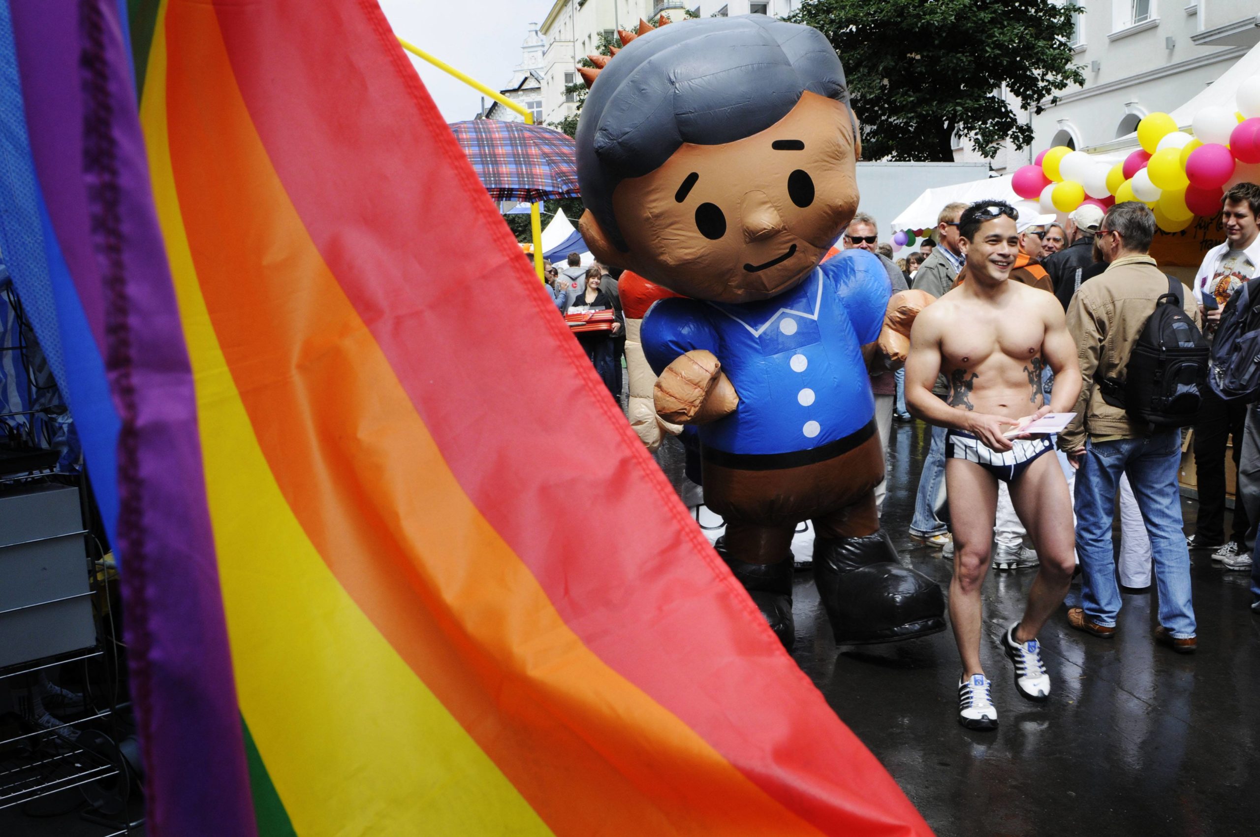 Das Lesbisch-Schwule Stadtfest auf dem Nollendorfplatz ist nicht nur ein politisches Event- hier wird auch gefeiert. Foto: imago/David Heerde