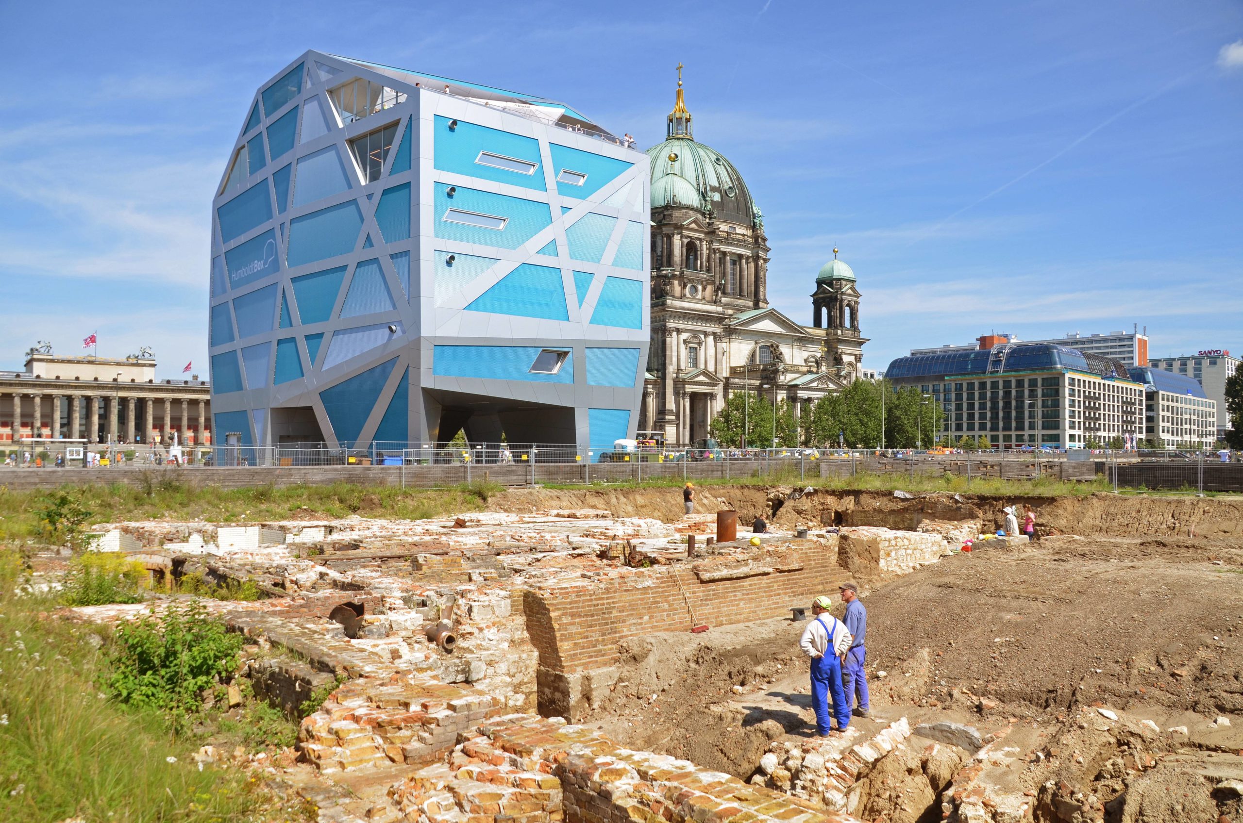 Humboldt-Box am Schlossplatz, im Vordergrund archäologische Ausgrabungsarbeiten. Foto: Imago/Raimund Müller