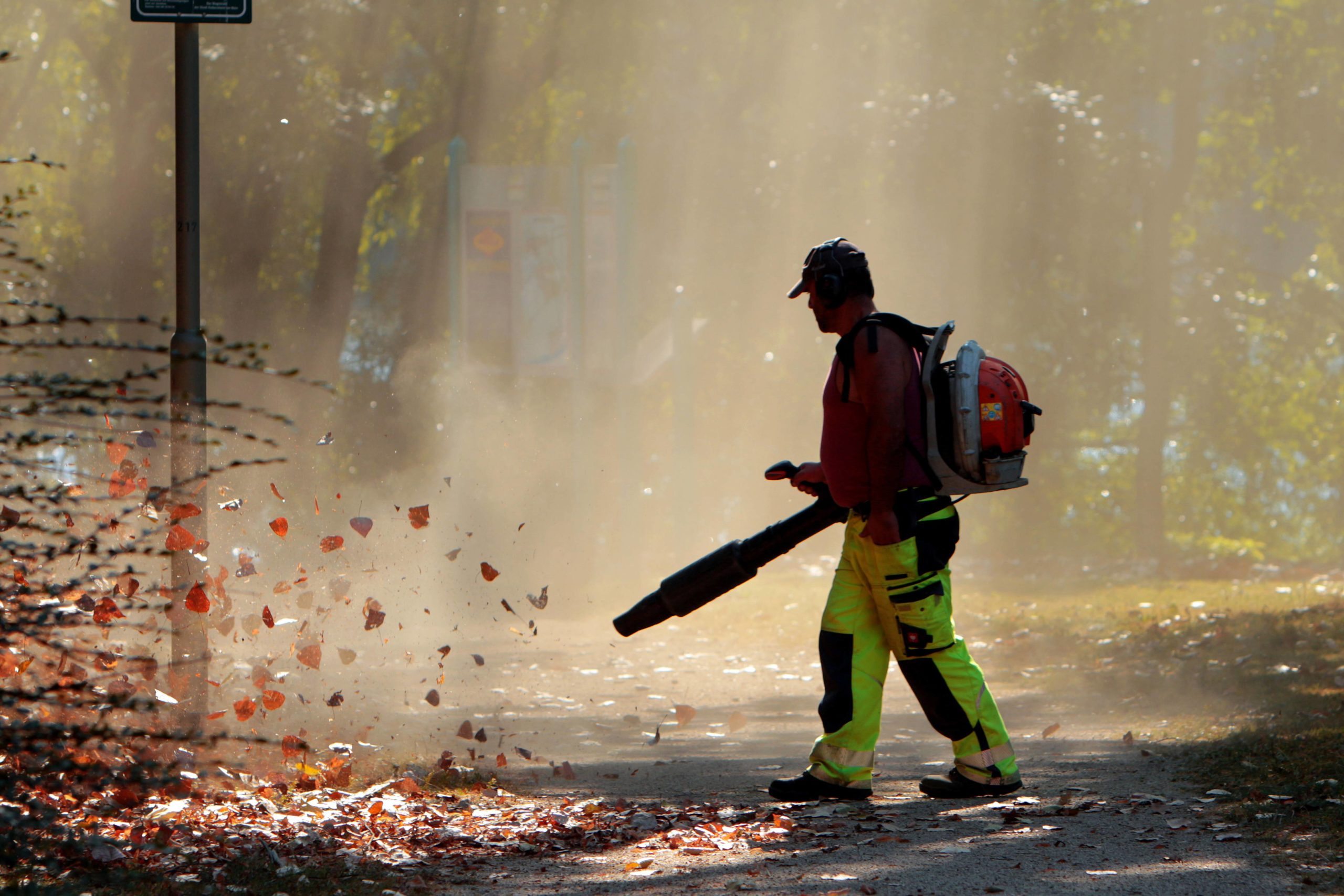 Laubbläser wirbelt neben Herbstlaub auch eine Menge Staub auf. Foto: Imago/Ralph Peters