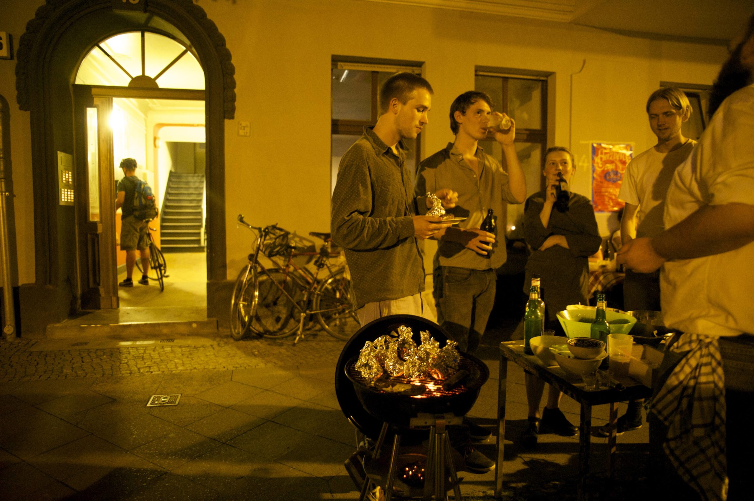 Die einen feiern vor dem haus, die anderen können nicht schlafen. Foto: Imago/Rolf Zöllner