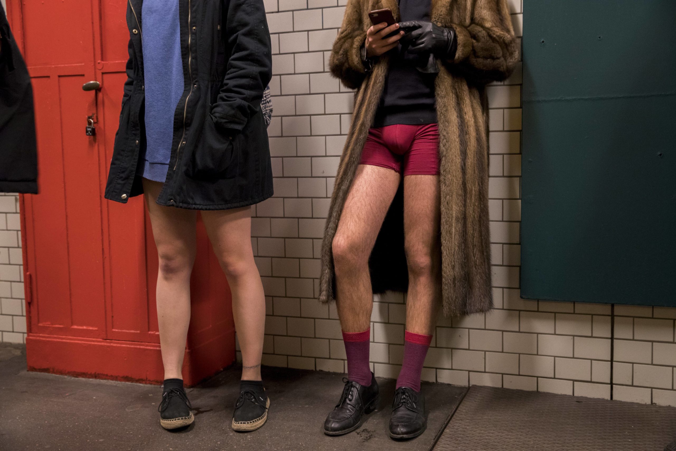 Berlin und die soziale Kontrolle: Menschen ohne Hosen warten in Berlin auf die U-Bahn. Foto: Imago/Emmanuele Contini