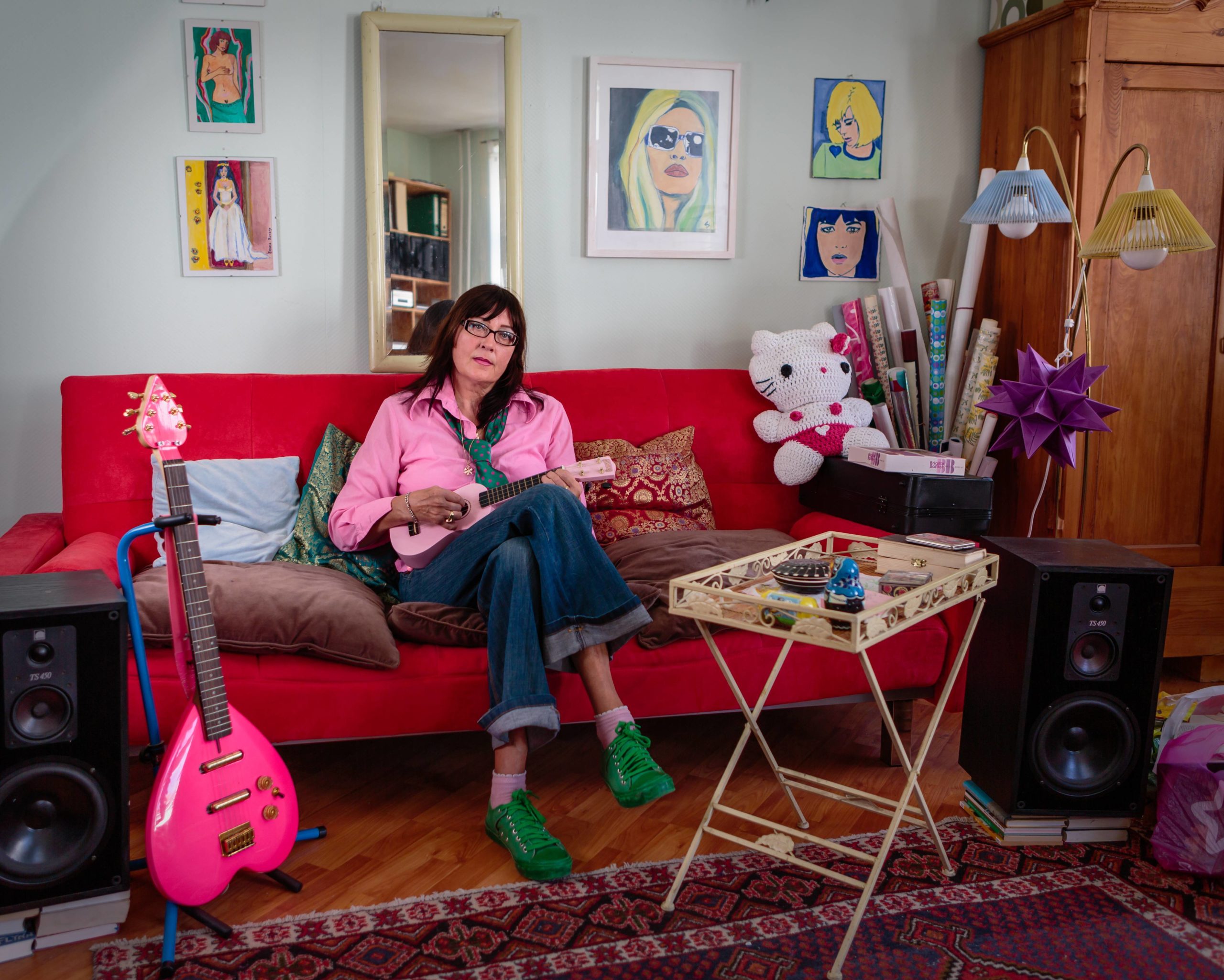 Kitsch, schrille Farben und Rock'n'Roll: Françoise Cactus in ihrer Kreuzberger Wohnung, 2012. Foto: Imago/Wallmüller