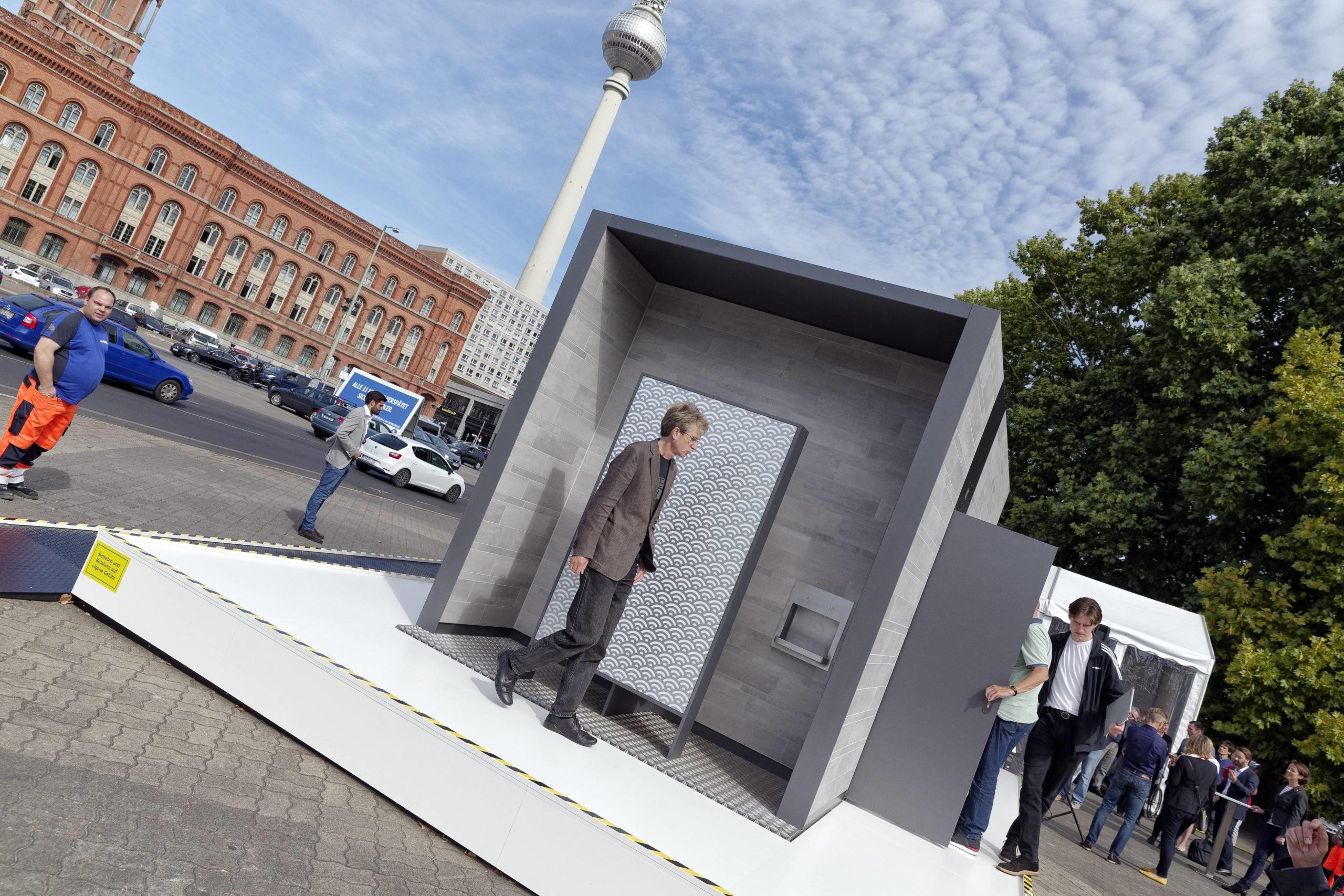 Welt-Toilettentag:2019 hatte die Firma Wall ihre neuen Toiletten vorgestellt. Die Diskriminierung war von vornherein mit eingebaut.