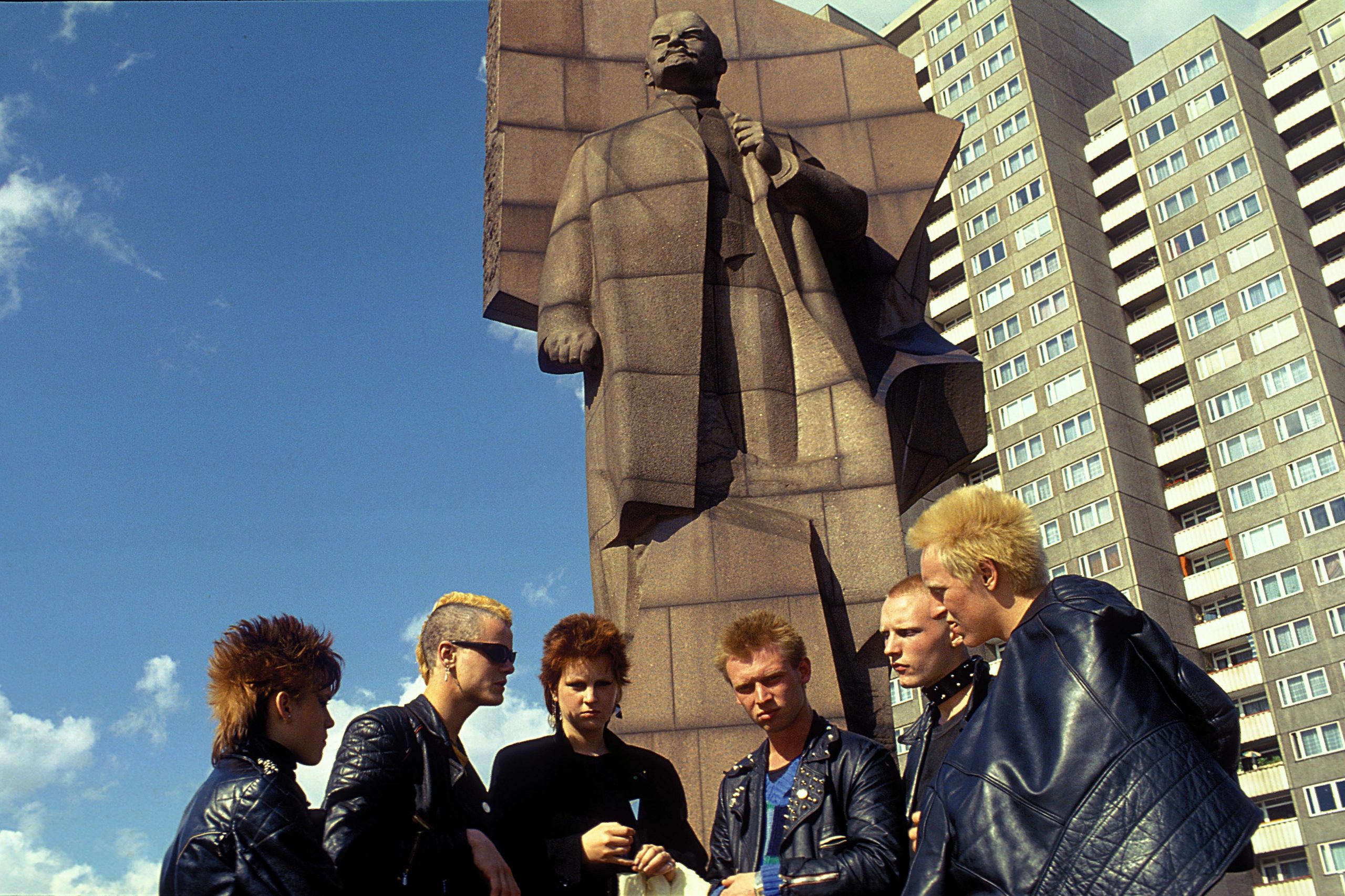 1982 fuhr Ilse Ruppert im Auftrag der Zeitschrift „Konkret“ nach Ost-Berlin, um die Jugend in der Hauptstadt der DDR zu porträtieren. Zufällig begegnete sie auch einigen Punks, die sie vor dem Lenin-Denkmal fotografierte. Foto: Imago/Ilse Ruppert/Photo 12