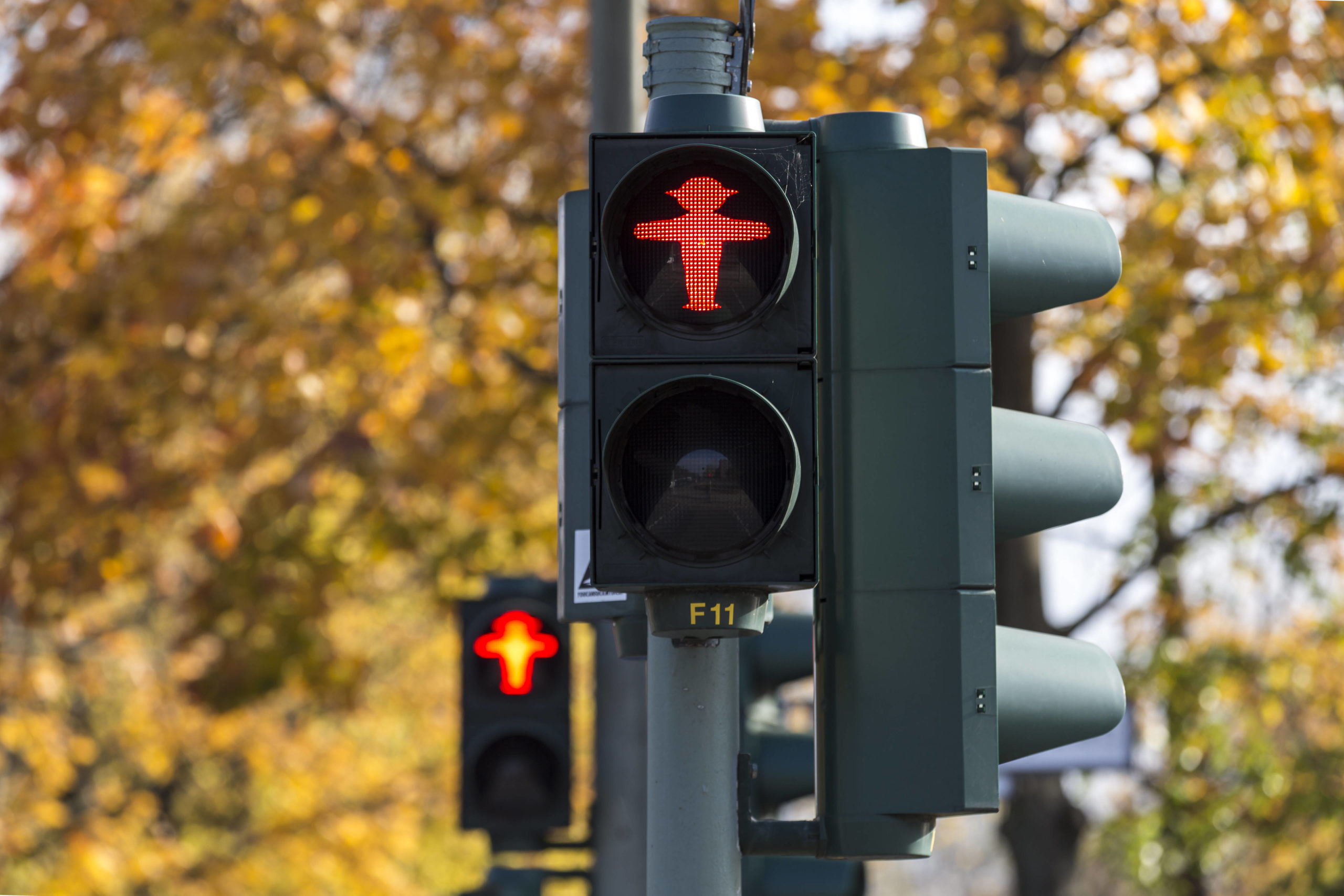 Berlin und die soziale Kontrolle: Eine rote Ampel wird gelegentlich nur als Empfehlung verstanden. Foto: Imago/STPP