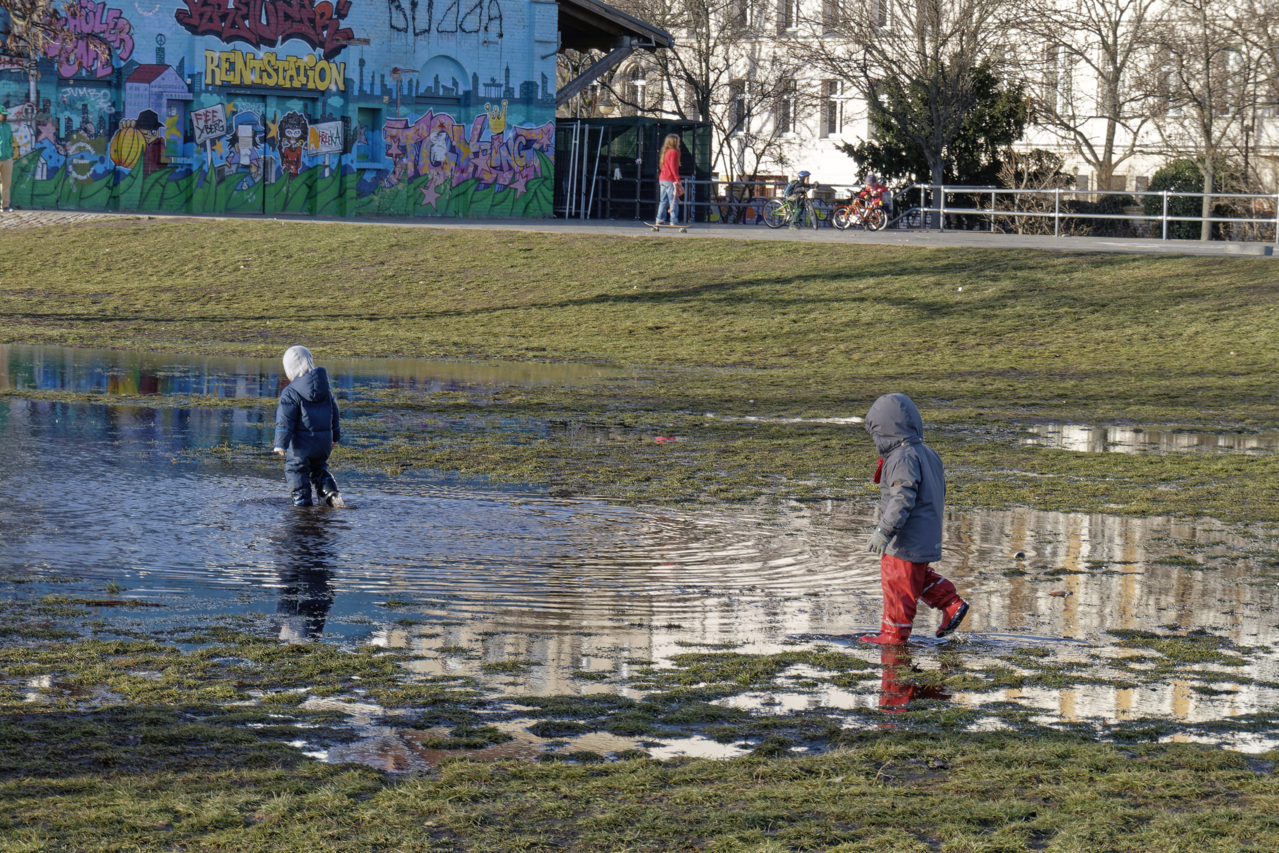 Berlin und die soziale Kontrolle: In den Augen besorgter Mütter, sind die Kinder der anderen meist falsch angezogen. Foto: Imago/Jürgen Held