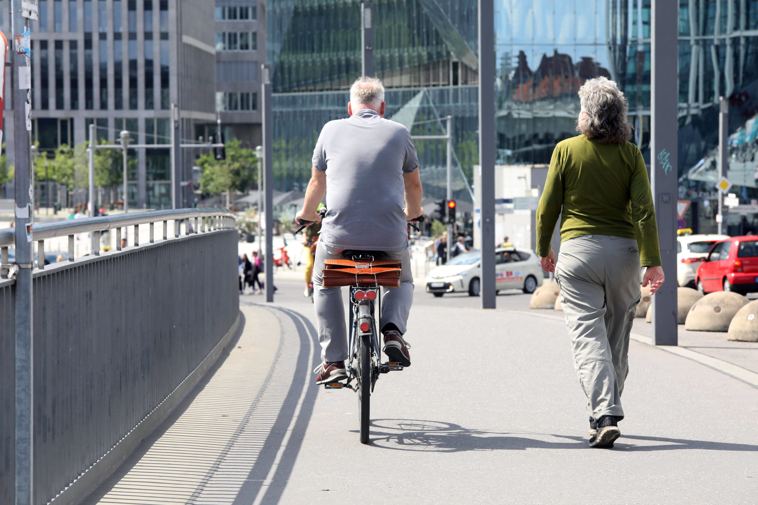 Der Gehweg wird oft zum Radfahren genutzt, zum Ärger der Passanten. Foto: Imago/Sabine Gudath