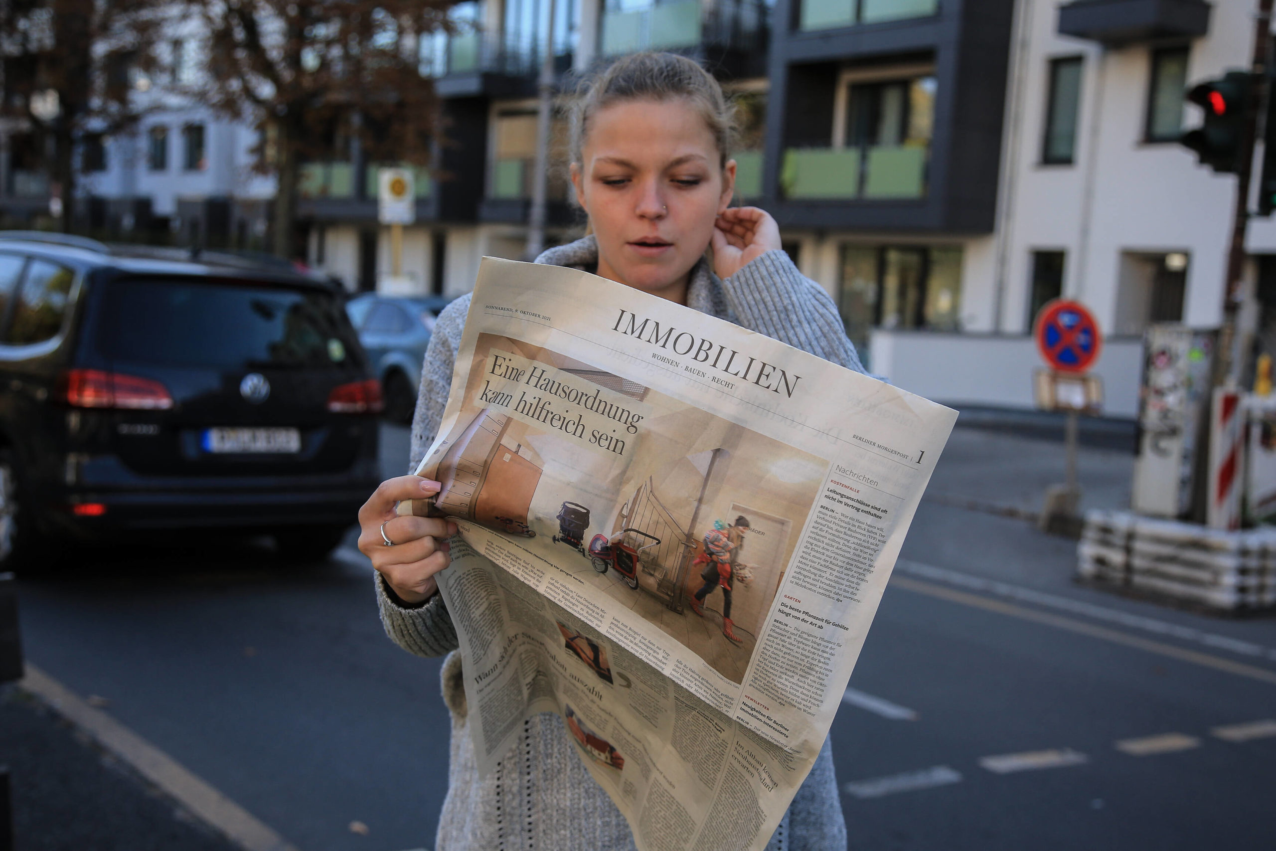 Unglücklich in Berlin, zum Beispiel wenn man den Immobilienteil in der Zeitung liest. Foto: Imago/Rolf Kremming