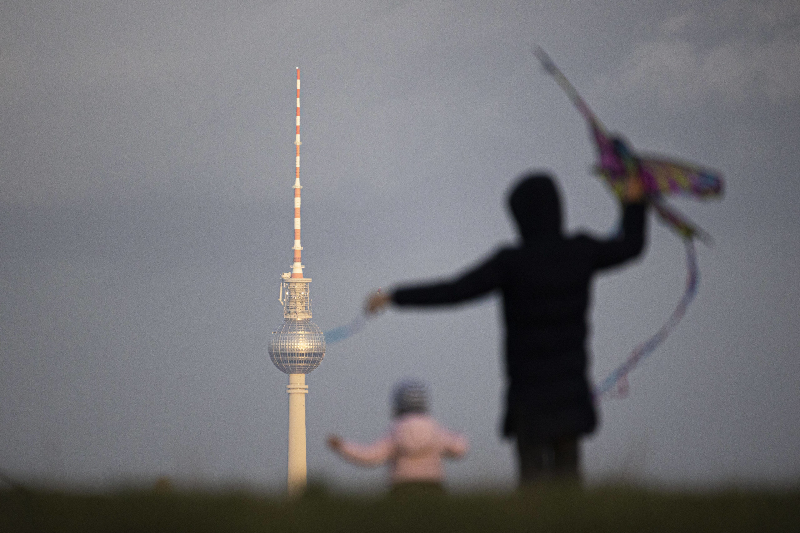 Drachensteigen mit Blick auf den Berliner Fernsehturm. Foto: Imago/Florian Gärtner/Photothek