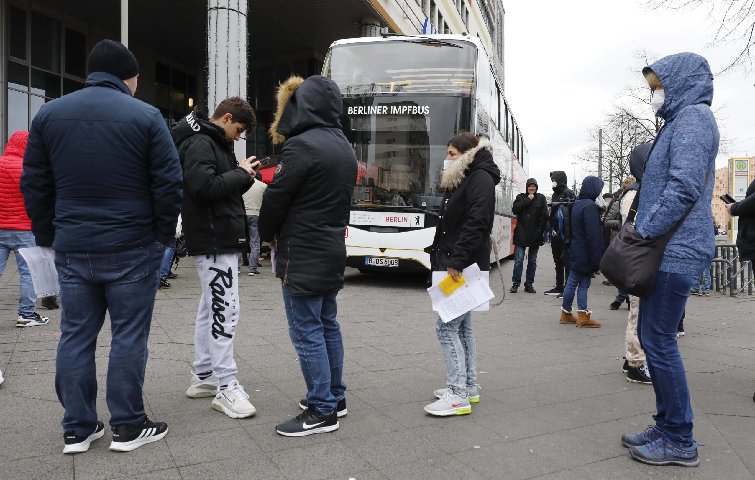Anstehen am Berliner Impfbus in Lichtenberg: Die Zeit sollte man sich nehmen. Foto: Imago/Jochen Eckel